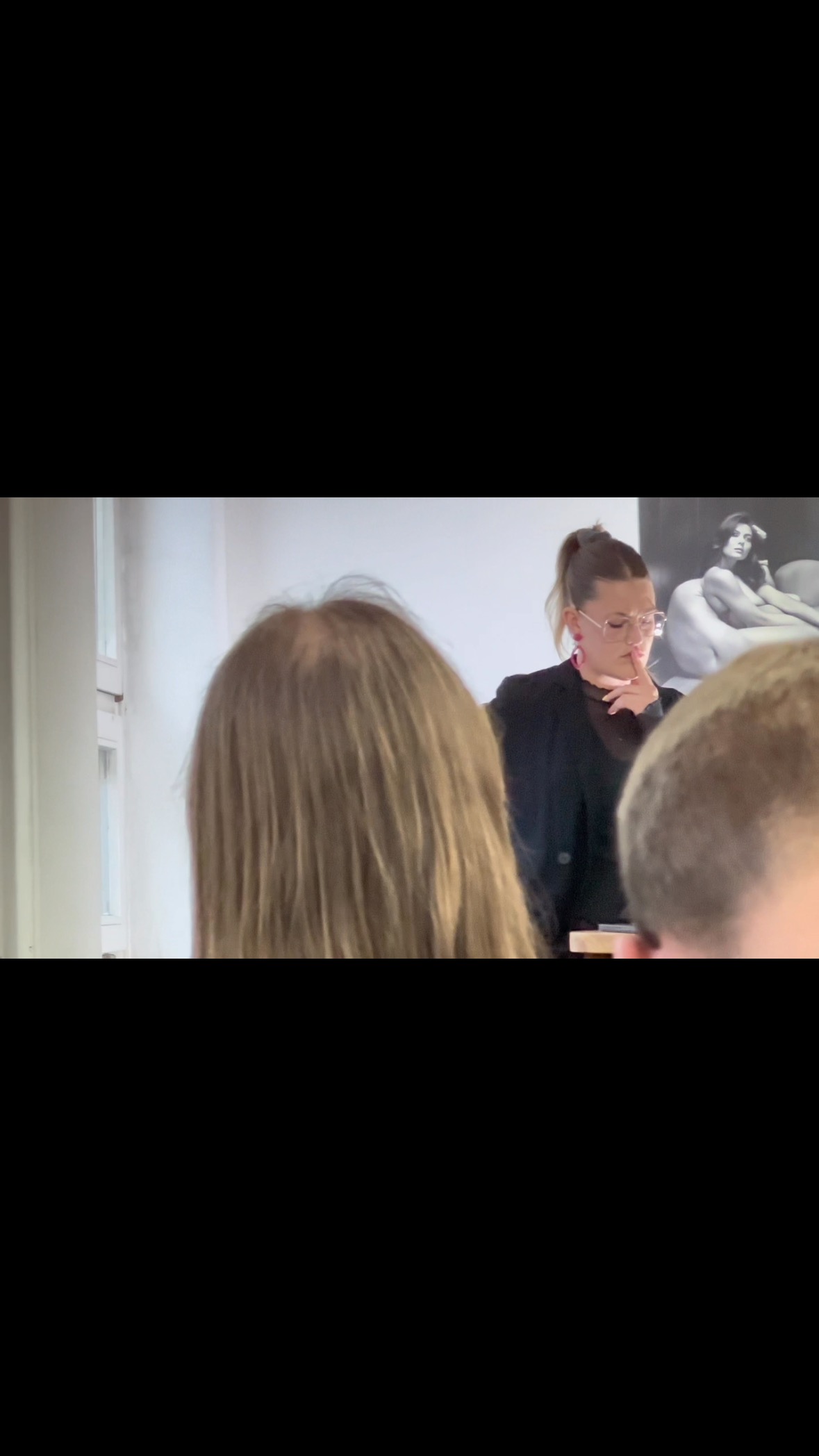 in between
Ausstellung und Live-Performances
03.04.2025 - 11.04.2025
Kuratiert von Daniel Häller
Ausstellende
Claudia Bucher, DaDo (Daniel Häller, Dominik Lipp),
Monika Günther + Ruedi Schill, Daniel Häller, Markus Hensler,
Judith Huber, Fabienne Lengweiler, Joanna Jenny
Do. 03.04.2025 Ausstellung geöffnet 17 - 21h
Live-Performances ab 19h
– Pressekonferenz „Glitchig“
Brisante Themen, schockierende Geständnisse und schlüpfrige Details.
Fabienne Lengweiler
– Kochsound-Performance
Joanna Jenny
Fr. 04.04.2025 Ausstellung geöffnet 17 - 21h
Live-Performances ab 19h
– das erbe
Antonia Röllin und Benjamin Pogonatos
– Karyna Herrera
Fr.11.04.2025 Ausstellung geöffnet 17 - 21h
Live-Performances ab 19h
– Alexander Obretenov
– Lilian Schoop
– Textsafari experience
(Bitte Texte zur Performance-Kunst oder Texte über Kunst mitbringen)
Daniel Klein
Öffnungszeiten 5./6. April 14 –18h
10. April 17 – 20h