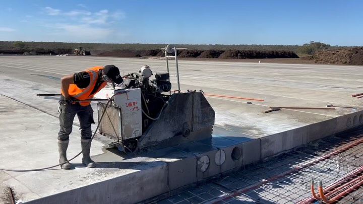 The boys carving up a 550mm thick slab for removal.
#cuttingforce #cutting #tyrolit #hilti #australia #melbourne #gippsland #traralgon #coredrilling #cutting #grinding #concrete #scaning #flushcutting
#ringsawing #wiresawing #handsawing #roadsawing #generator #furphy #site #construction