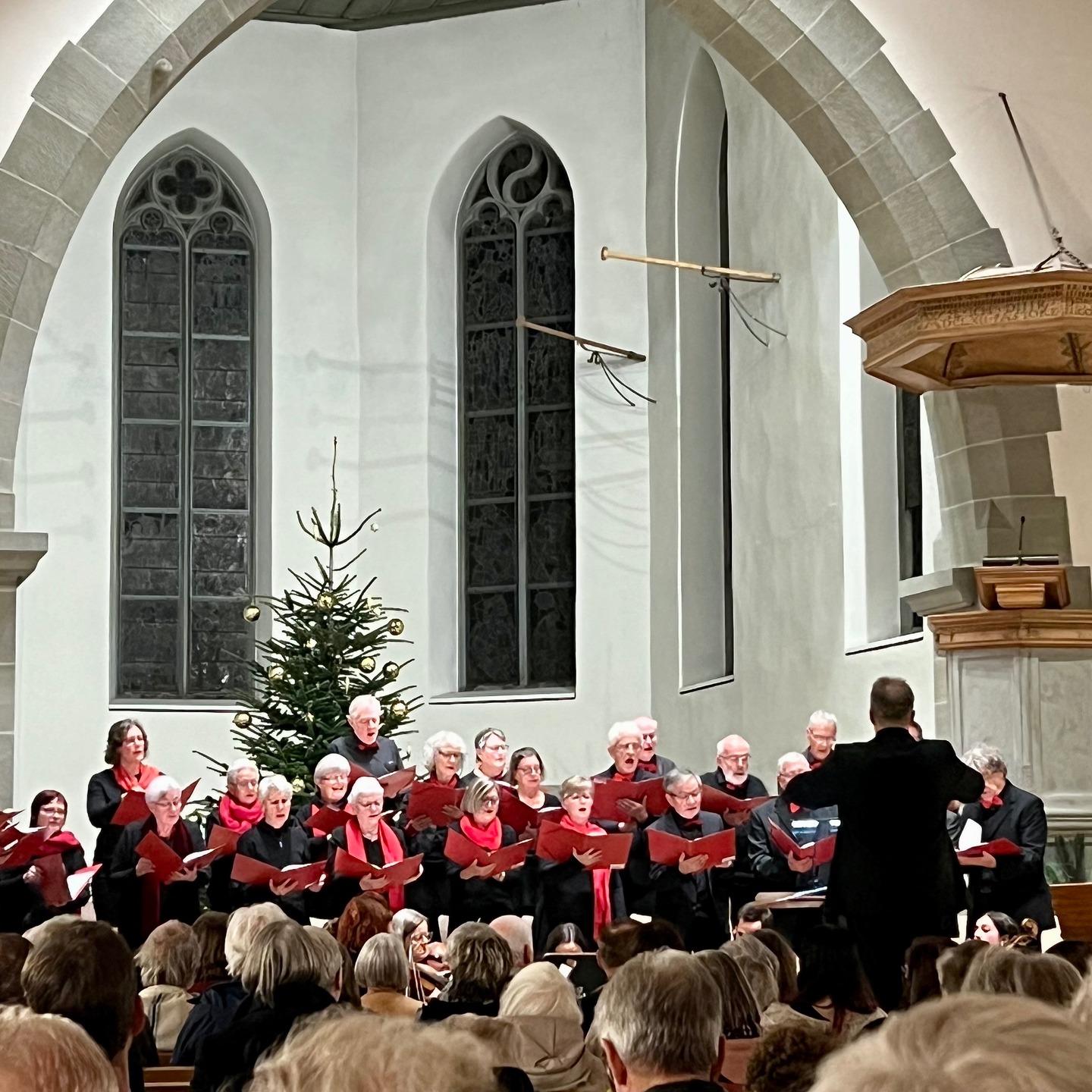 Am Montag, 31. März 2025, um 19.00, fand nach 74 Jahren die letzte Hauptversammlung des Kirchberger Kirchenchors statt. Ein nachdenklicher und bewegender Moment. Der Start war aber noch einmal ein fröhliches Abendessen. Und dann – noch einmal wie üblich vor dem Dessert – die HV selber. Neben dem für die Anwesenden einschneidenden Entscheid, den Verein aufzulösen, gab es wie üblich verschiedene, humorvoll vorgetragene Berichte und auch viele Ehrungen. Im Anschluss durfte ich ein kleines Dank- und Segensritual gestalten: Alle Namen der aktuellen Sängerinnen und Sänger mit ihrem Wohnort wurden verlesen, dann überreichte die Präsidentin Susanna Aeschbacher jedem/jeder eine Rose mit ihren Gedanken und Wünschen und einem anschliessenden Segenswort und Handschlag des Pfarrers. Ein allgemeiner Segen, das Lied "Bewahre uns, Gott, behüte uns, Gott" und die Übergabe einer Erinnerungskarte mit dem Segen und Bildern des ausserordentlich gelungenen, letzten Konzerts vom Advent 2024 schlossen das kleine Ritual ab. Trotzdem es nun also keinen Kirchberger Kirchenchor mehr gibt, wurde das feine Dessert am Schluss nicht ausgelassen ... #kirchberg #kirchgemeindekirchberg #kirchenchorkirchberg #alleshatseinezeit #abschiednehmenfälltschwer