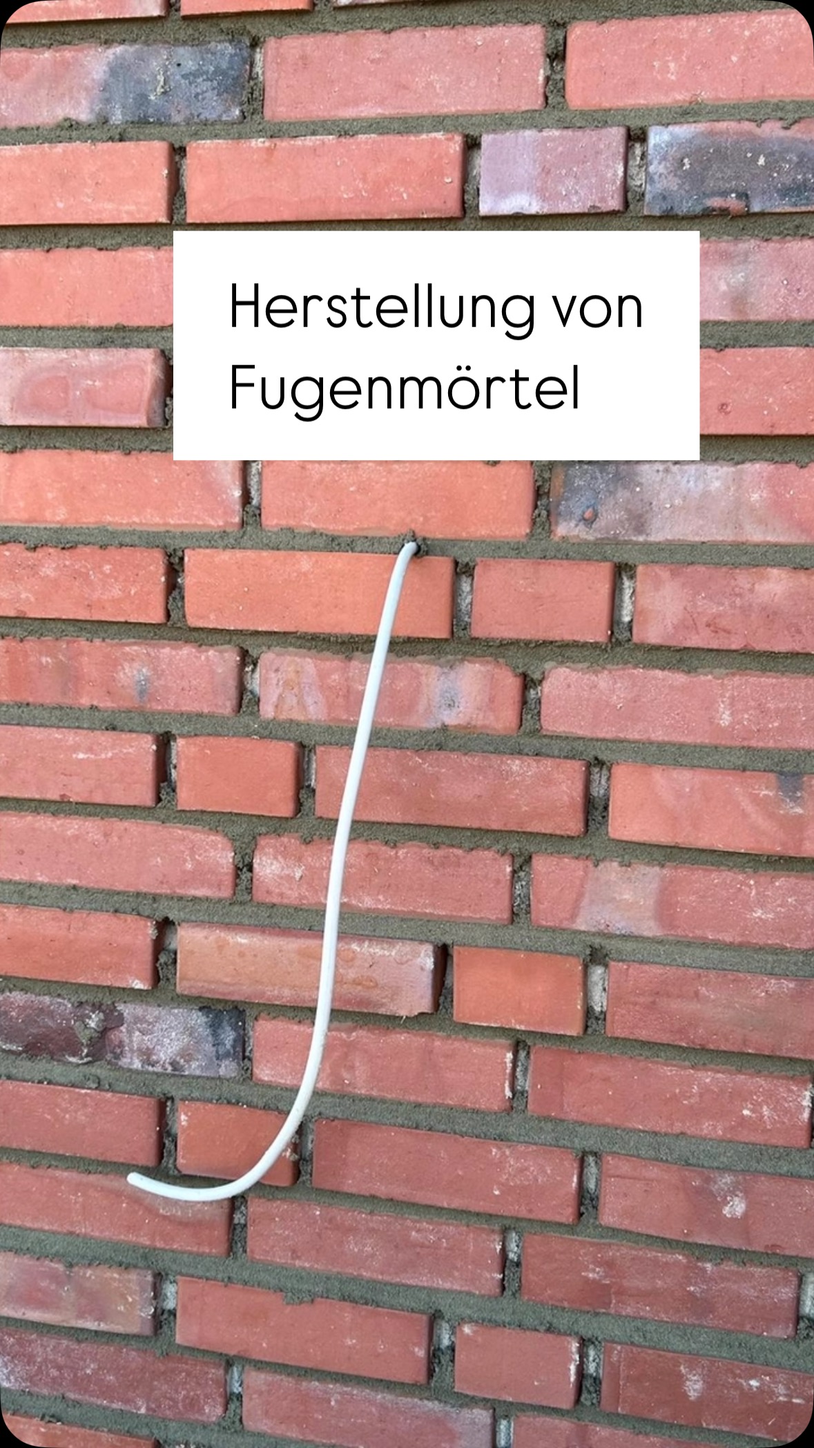 Fugenmörtel ist ein spezieller Mörtel (also eine Mischung aus Sand, Zement und Wasser) im exakt richtigen Verhältnis, der zwischen den Mauersteinen in die Fugen eingebracht wird. Er hat vor allem diese Aufgaben:
Verbindung der Steine untereinander (statische Funktion)
Dichtigkeit gegen Wasser und Wind
Schutz gegen Frost, Pflanzenbewuchs oder Schmutz
Das Anmischen erfolgt über eine Fugenmörtelmischmaschine.
#neubau #hausbau #rohbau #fugenmörtel #handwerk