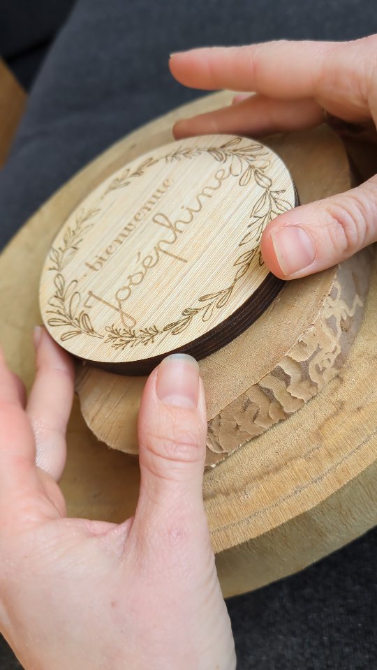 C'est l'occasion de vous présenter la collection de cartes de naissance 🌸
Pour annoncer la naissance de votre bébé ou annoncer son prénom 💛
Évidemment il y a la possibilité de personnaliser cette carte avec d'autres thèmes ✨
À retrouver sur www.lestabouretsdandrea.fr
#cartedenaissance #wood #gravure #lestabouretsdandrea #loveandwood #mayenne #madeinfrance #ideecadeau #naissance #bebé