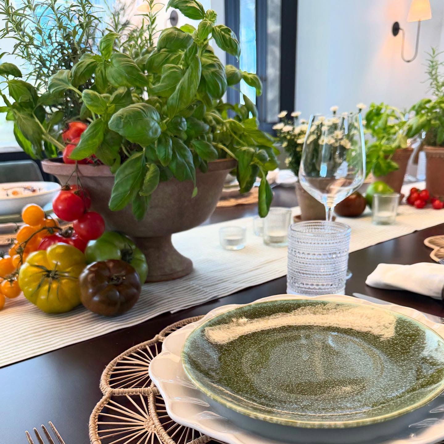 Happy Monday! A centerpiece good enough to eat โ the combination of tomatoes and fresh herbs is the perfect look as we head into outdoor entertaining season! ๐ชด
#tablesettings #tabledesign #centerpiece #freshherbs #italian #inspo #outdoorentertaining