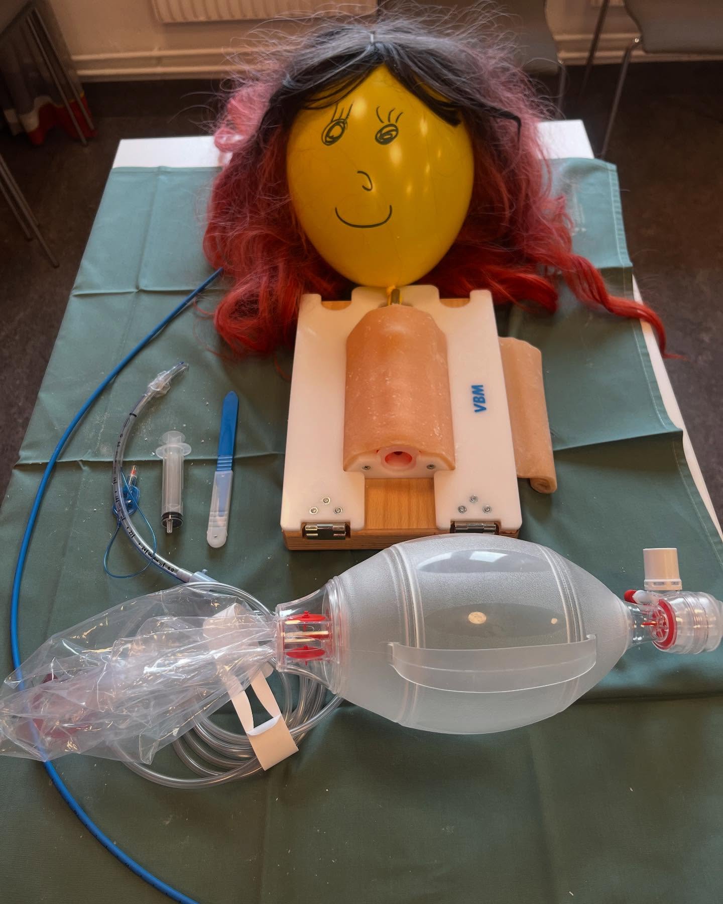 Idag har vi luftvägsworkshop och övar både på rescuetekniker och kirurgisk luftväg med hjälp av våra fina, återanvändbara modeller. Inga grisar kommer längre till skada😃.
Och visste du att det går att boka vår luftvägslåda för att hålla workshop på hemmaplan? Se hemsidan! www.taask.info