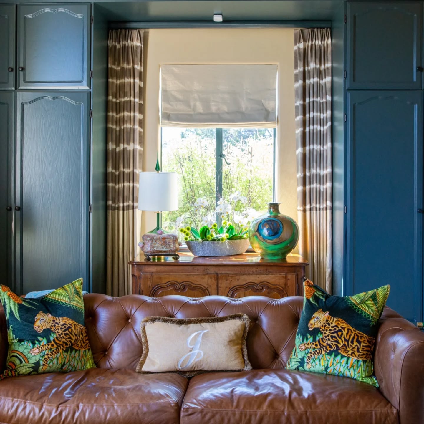 If your stuff isn’t serving you, it won’t serve you any better packed away in a box.
#springdeclutter
#declutteryourlife
#organizingtherapy
#professionalorganizer #bayareaorganizer #amscotthome