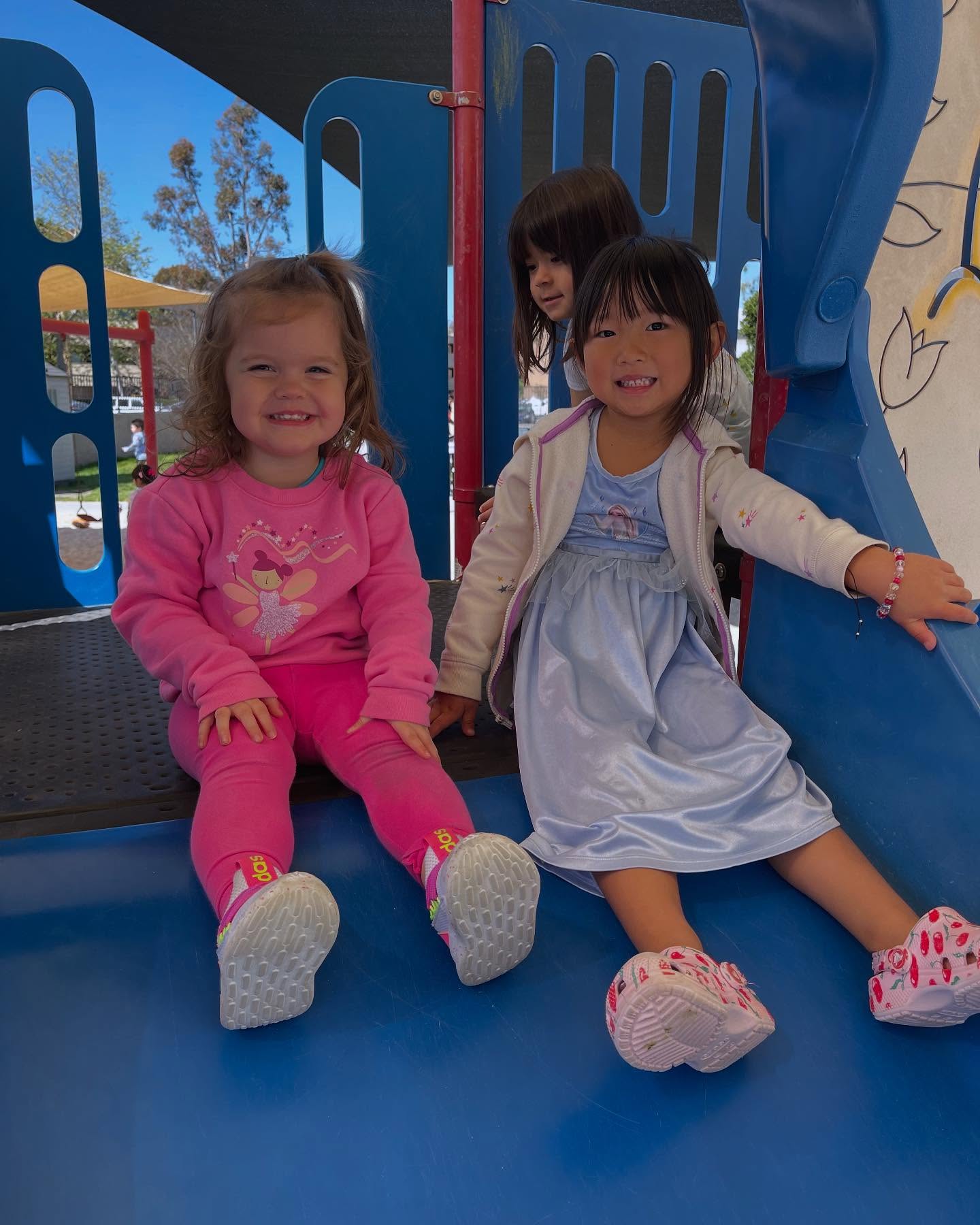 Digging, pouring, building, and exploring—playground time is more than just fun!
At Learning Lab, outdoor play helps children:
🌱 Develop fine and gross motor skills by scooping sand and climbing structures.
🧠 Build problem-solving abilities as they experiment with how sand moves and molds.
🤝 Learn social skills like sharing, taking turns, and working together.
💡 Spark creativity and imagination, turning a pile of sand into a castle, a mountain, or a bakery!
Play is learning in action! What’s your child’s favorite outdoor activity? ☀️🏃🏽♂️ #LearningThroughPlay #EarlyChildhoodEducation #PreschoolFun #OutdoorLearning #FaithAndLearning