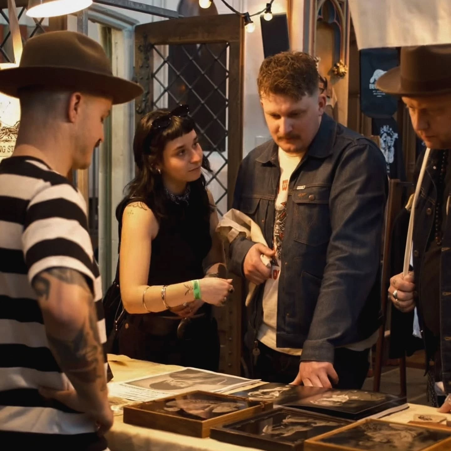 Our weekly photodump!
⛺️ We had a little day out with the shop last friday at @Numaga.tattoo.convention, the first pic is actually shot by @sego_sickrose while we where having a look at the booth of @enzolucia_!
#photodump #weekend #havealook #numagatattooconvention #tattoolife #tattooshop #art #love #family #friends