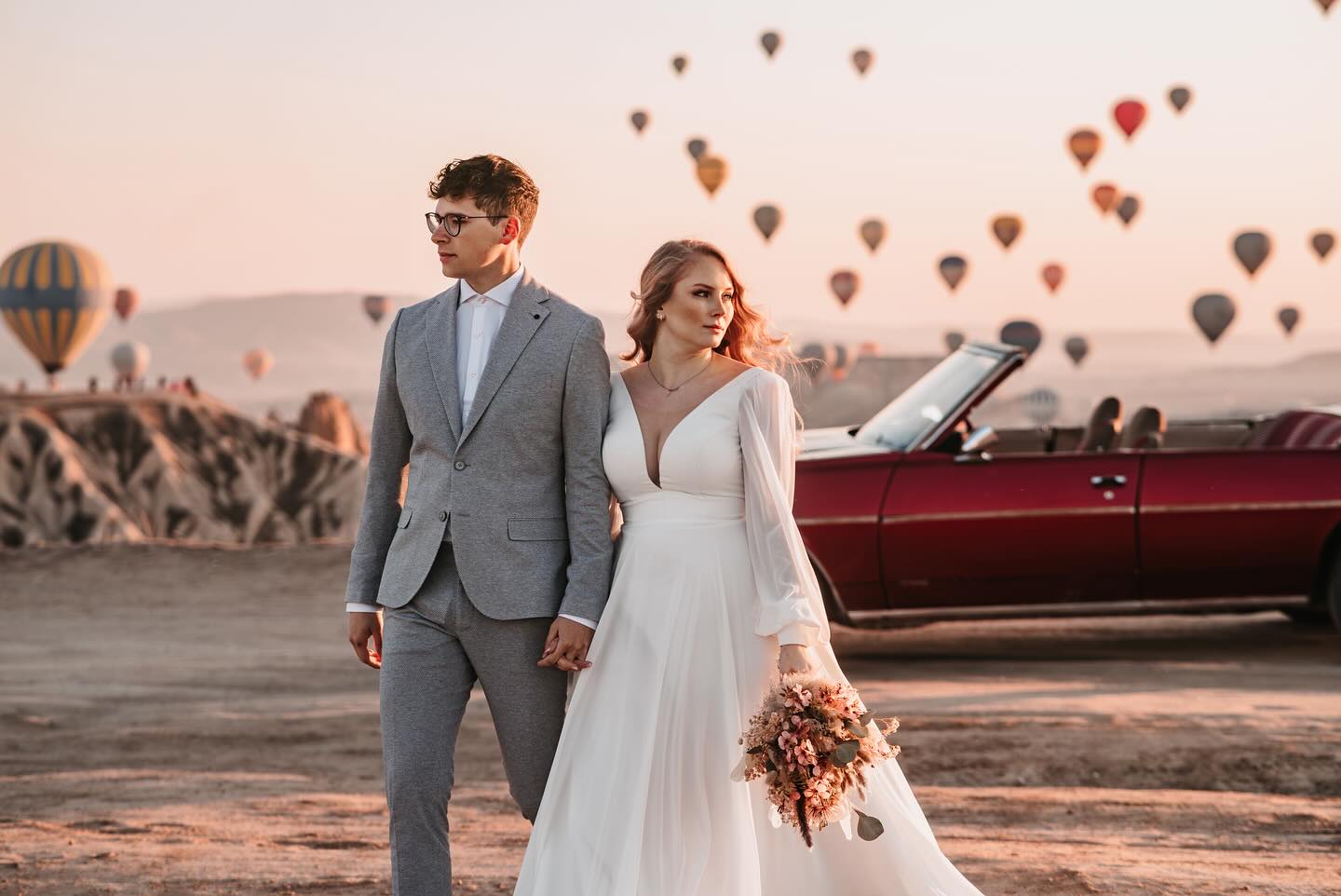 Kennt ihr das, wenn man denkt: „Okay, das wird vielleicht verrückt – aber ich mach’s einfach?“
Genau so entstand mein eigener Content Day in Kapadokien. 🥹🏜️🎈
Eigentlich wollte ich als Fotografin an einem dort geplanten Content Day teilnehmen, aber es passte zeitlich nicht. Also dachte ich: Dann organisiere ich eben selbst einen! Keine Ahnung wie, aber es wird schon irgendwie klappen. Wer mich kennt, weiß, dass ich für verrückte Ideen bekannt bin – für meine Freunde war das keine Überraschung. 🫣
Ich schrieb einige geschätzte Dienstleister und Dienstleisterinnen aus der Hochzeitsbranche an und erzählte ihnen von meiner Idee… und dass ich dafür ein Brautkleid und einen Anzug und einen Brautstrauß und was auch immer brauche – und alle waren sofort begeistert. Ich bin unglaublich dankbar für diese Unterstützung und merke immer wieder, wie wertvoll ein gutes Netzwerk ist. 🫶🏻
Von der Anmietung des Oldtimers bis zur Buchung der Pferderanch – alles lief reibungslos. Nur das Wetter machte mir Sorgen. Im März regnet es dort oft, und die Heißluftballons starten nur bei idealen Bedingungen. Doch je näher unsere Reise rückte, desto besser wurde der Wetterbericht – und vor Ort erwarteten uns 19 Grad und Sonne pur! ☀️
Und als wäre das nicht schon Glück genug: Am Tag unserer Anreise streikten die Flughäfen in Deutschland – aber unser Flug war einer der wenigen, die trotzdem abhoben. 🥹
Ich kann bis heute kaum glauben, wie perfekt alles lief. Ich träume noch immer von dieser Reise und bin glücklich über all die Bilder und Erinnerungen. Und unser Brautpaar? In dieser Kulisse einfach magisch. 🤍
Besonders gefreut hat mich auch das große Interesse von Kollegen und Kolleginnen, obwohl alles sehr kurzfristig organisiert war. Und klar ist: Das war nicht mein letzter Content Day in Kapadokien – der nächste ist schon für März geplant. Ich kann’s kaum erwarten!✨🏜️
#CappadociaWedding #WeddingPhotography #ContentDay #PhotographyWorkshop #DestinationWedding #Kapadokien #Hochzeitsfotografin #Cappadocia #CappadociaPhotographer
#ContentDayCapadocia #ContentDayKapadokien