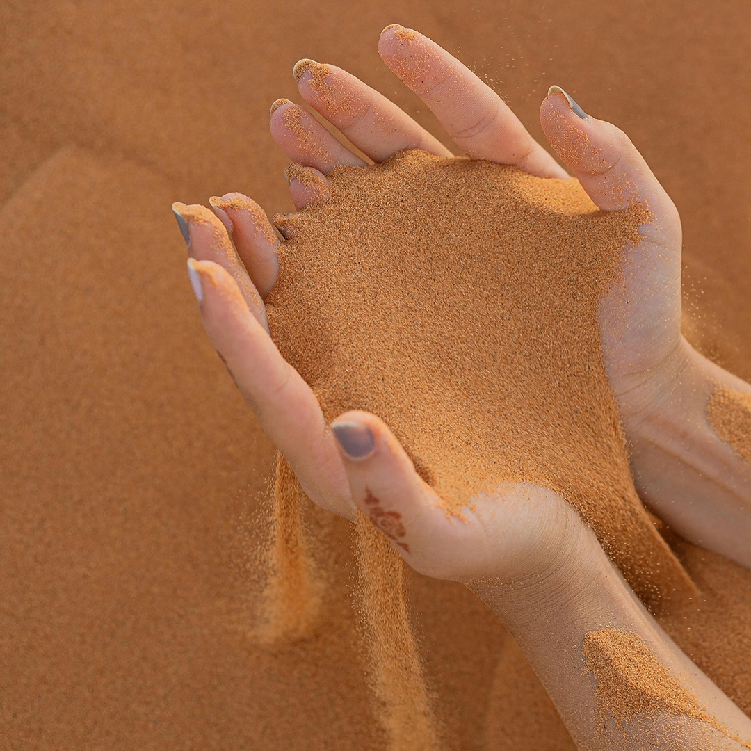Je croyais que le printemps serait léger, fleuri, normal, mais il est surtout vivant. Il ne m’a pas offert des grandes révélations, mais m’a ramenée à la terre. À ce qui travaille dedans, sans bruit, ce qui pousse sans demander la permission.
Comme la terre, je suis en train de bouger en silence. Je ne montre pas tout, je prépare, je touche, je dépose, je plante des graines qui ne se voient pas encore.
Et c’est peut-être ça, renaître. Ne plus vouloir accélérer, mais marcher avec le cycle. La terre germe et moi aussi. 🌱
À quoi ressemble ton printemps cette année?
Qu’est-ce que tu es en train de construire, déposer ou semer?