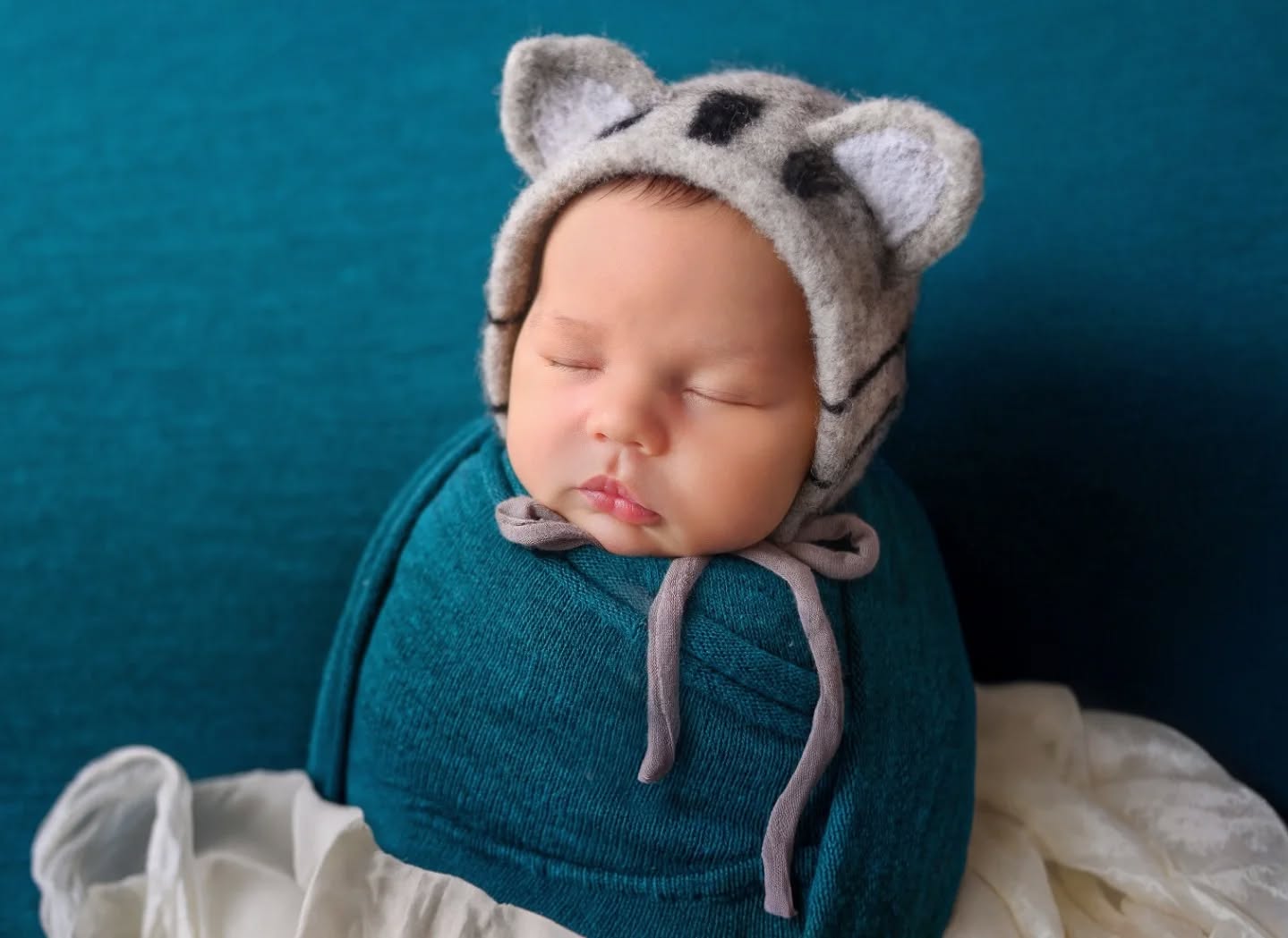 A veces, mientras hago estas sesiones, me paro un segundo y pienso:
¿se darán cuenta de lo pequeñitos que son ahora?
De lo rápido que va todo…
Y lo frágil que es esta etapa, que se escapa sin avisar.
.
Quizá por eso me gusta tanto lo que hago. Porque un día volveré a ver esto...y recordaré cada bebé que ha pasado por el estudio, cada familia, cada anécdota, la esencia, el olor particular que tiene cada bebé ...🖤✨
.
.
.
.
.
.
.
.
#newborn #newbornphotography #newbornphoto #newbornbaby #newbornphotographer #newbornphotoshoot #newbornposing #photokids #fotografianewborn #momlife❤️ #reciennacido #fotografiainfantil #fotografiareciennacido