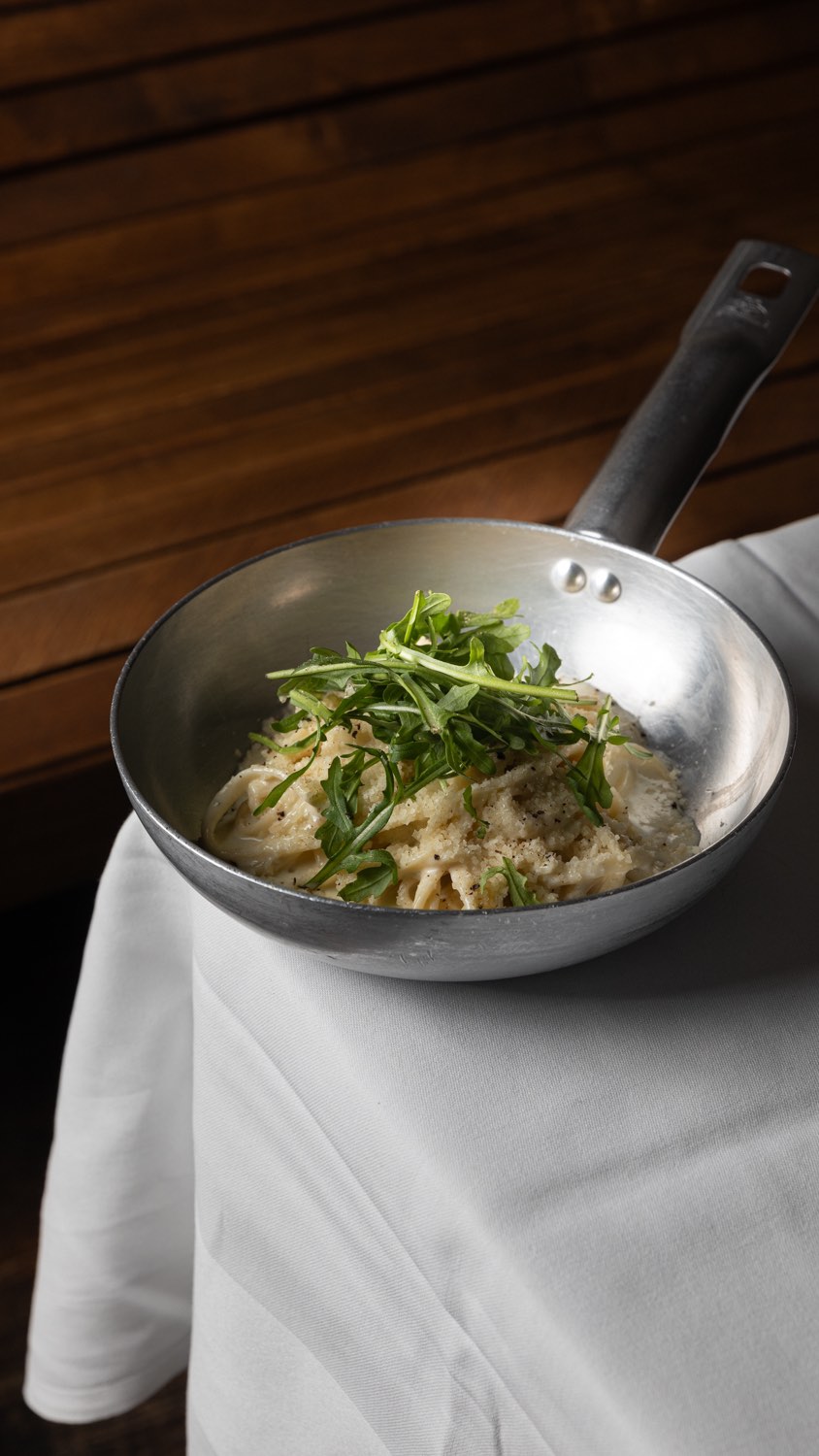 Pura tradizione, Quattro Formaggi. All about the cheese. Four kinds, melted together, coating every strand of linguini.
.
.
.
#linguinitrattoria #italianrestaurantamsterdam #foodieinamsterdam #amsterdamdining #italiandinneramsterdam #foodies #instafood #amsterdam #food