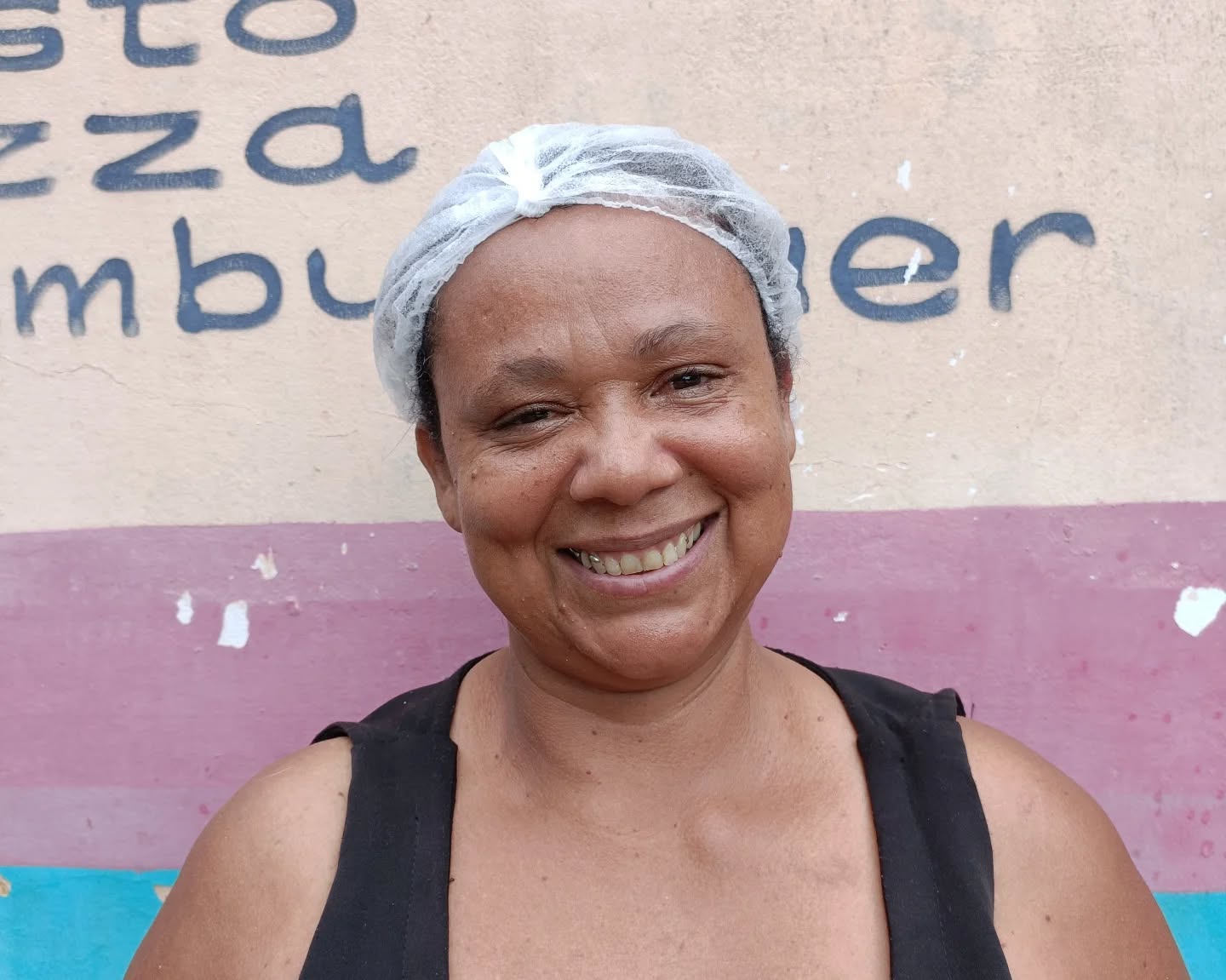 Naza's Erfolgsgeschichte 🥪👩🏾🦱🥞
Im Jahr 2022 nahm Naza aus Riachão an einem von "Mauern fürs Leben" organisierten Bäcker*innen-Kurs teil.
Seitdem hat sich das Sortiment ihrer "Lanchonete" (Imbissbude) erweitert. Doch nicht nur dies hat sich verändert, sie berichtet, dass die Teilnahme an unserem Kurs ihr auch Sicherheit in ihrer Tätigkeit gibt und sie seither über ein stärkeres Selbstvertrauen verfügt. 💪🏾✨
Möchtest du dazu beitragen, Menschen im Nordosten Brasiliens Perspektiven durch Berufsbildungskurse zu ermöglichen?
➡️ Schreib uns eine Nachricht oder besuche unsere Homepage! (mauernfuersleben.com)