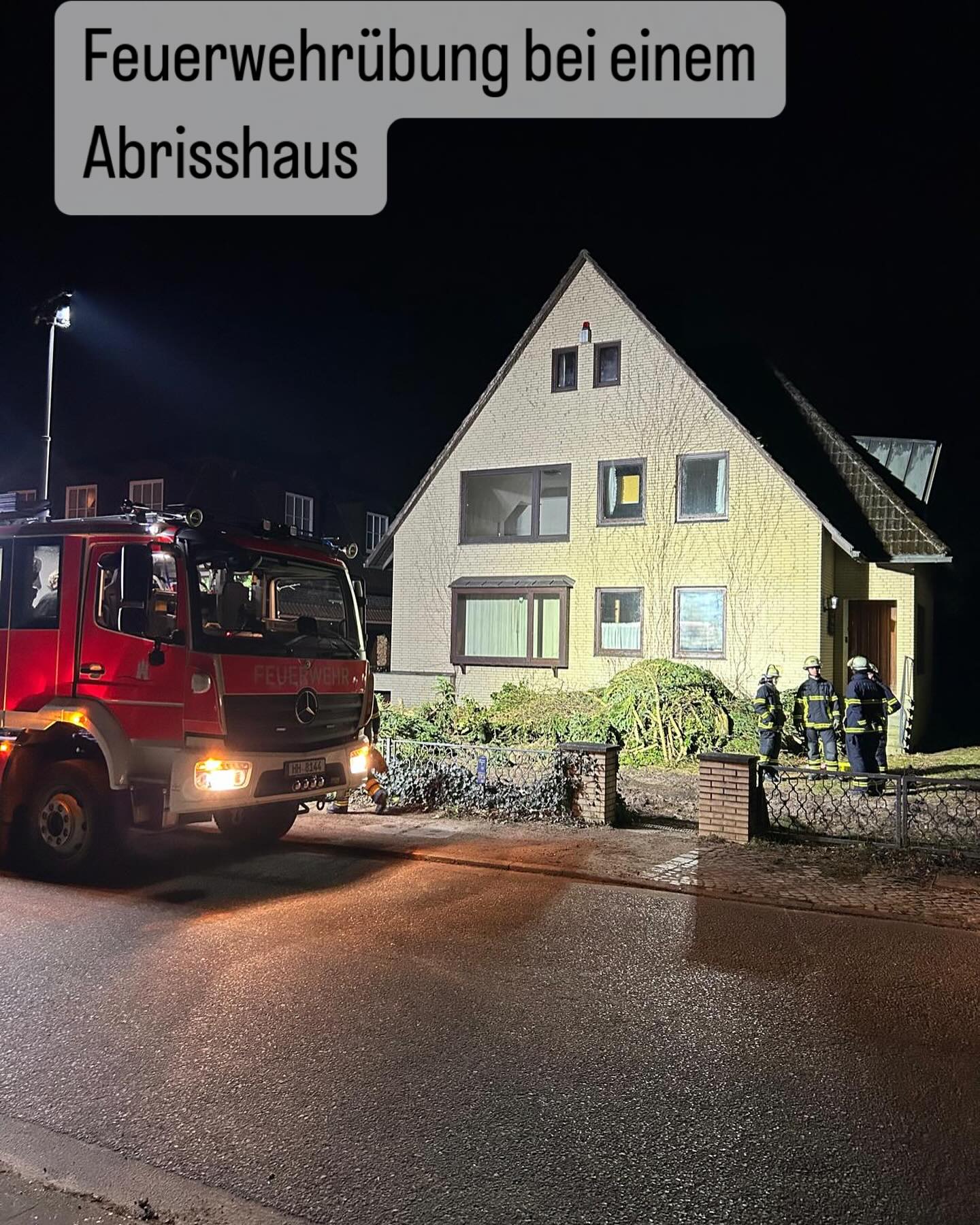 Abrisshäuser werden oft für Feuerwehrübungen genutzt, weil sie eine realistische Trainingsmöglichkeit bieten.
✅ Realistische Bedingungen:
Feuerwehrkräfte können das Vorgehen in echten Gebäuden üben.
Unterschiedliche Gebäudestrukturen & Materialien bieten vielseitige Szenarien.
✅ Einsatz von echtem Feuer ist möglich:
Manche Übungen beinhalten kontrollierte Brandversuche (z. B. mit Paletten oder Stroh in gesicherten Räumen).
Simulation von Rauchentwicklung & Sichtbehinderung.
✅ Einsatztraining für Rettung & Evakuierung:
Rettung von Dummys oder „verletzten Personen“.
Arbeiten mit Wärmebildkameras & Atemschutzgeräten.
Einen großen Dank an unsere Bauherren die dies der Feuerwehr Hamburg ermöglicht haben.
#feuerwehrhamburg #abriss #rettung