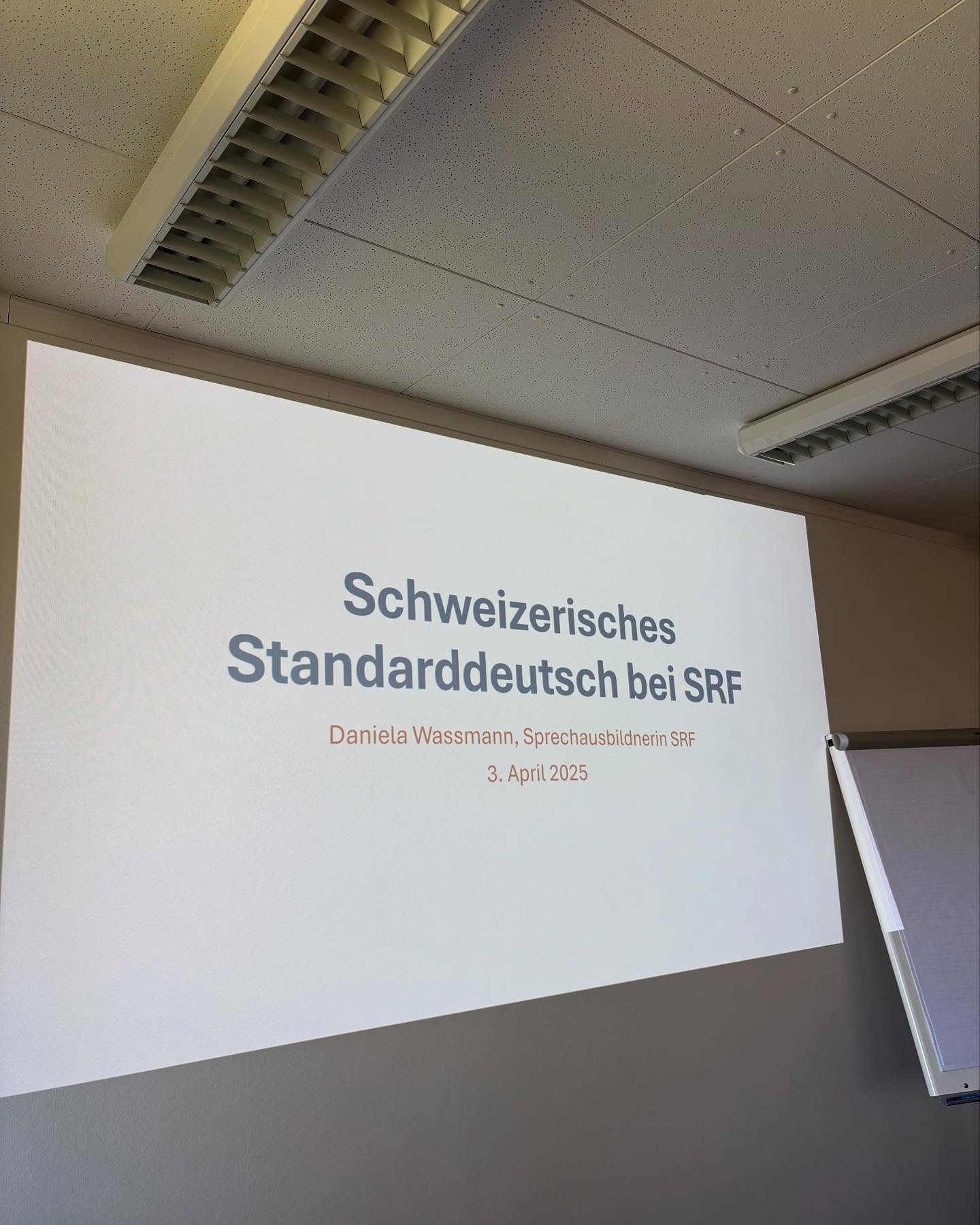 Eine spezielle Sitzung im Modul „Plurizentrisches Standarddeutsch in der Schweiz und anderswo: Struktur und Einstellungen“ am Deutschen Seminar der Universität Zürich war das gestern: Sprechausbildnerin @daniela_wassmann vom @srfschweizerradioundfernsehen hat uns besucht und mit uns über Schweizer Standarddeutsch bei SRF diskutiert. Hochinteressante Einblicke in die praktische Arbeit mit Sprache! #plurizentrizität #arbeitenmitsprache #standarddeutsch #helvetismen #helvetismus #schweizerradioundfernsehen #sprechausbildung #variationslinguistik #variationslinguistinsusanne