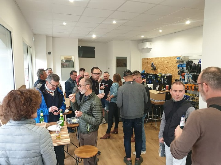 Ce soir, il y avait du beau monde à L’Atelier Café Cycle ! 🚴✨
C’était la soirée de remise des maillots 2025 de la TEAM PIC SAINT LOUP (Association Pic St Loup Run’n Bike) !
🔵⚪⚫
Quel plaisir de voir ce lieu animé par tant d’échanges et de bonne énergie !
📢 Clubs et associations : si vous cherchez un lieu pour organiser vos réunions, n’hésitez pas à nous en parler !
Passionnément vélo. 🚴♂️💙