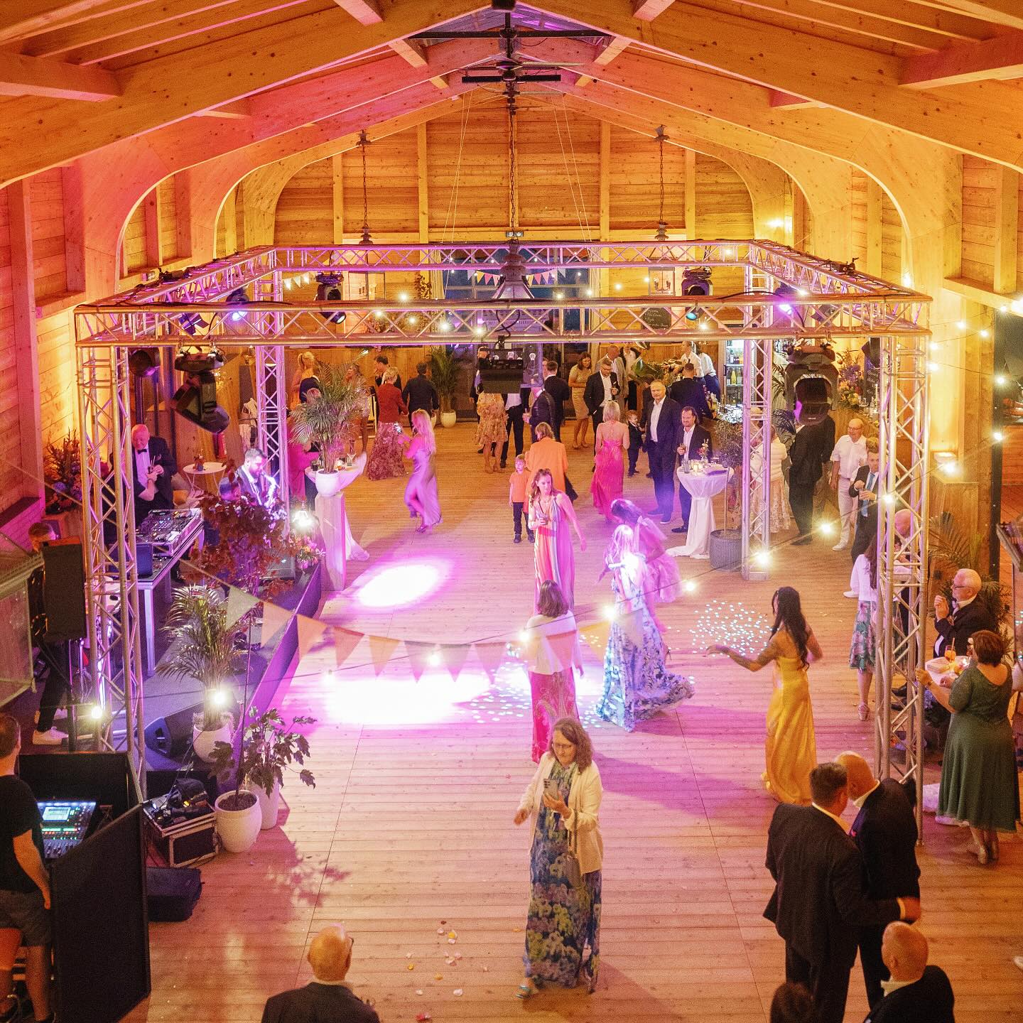 Ausgelassen feiern könnt ihr in unserer Scheune.
#eventlocation #eibenhofbadsaarow #hochzeitslocation #wedding #feiernamscharmützelsee