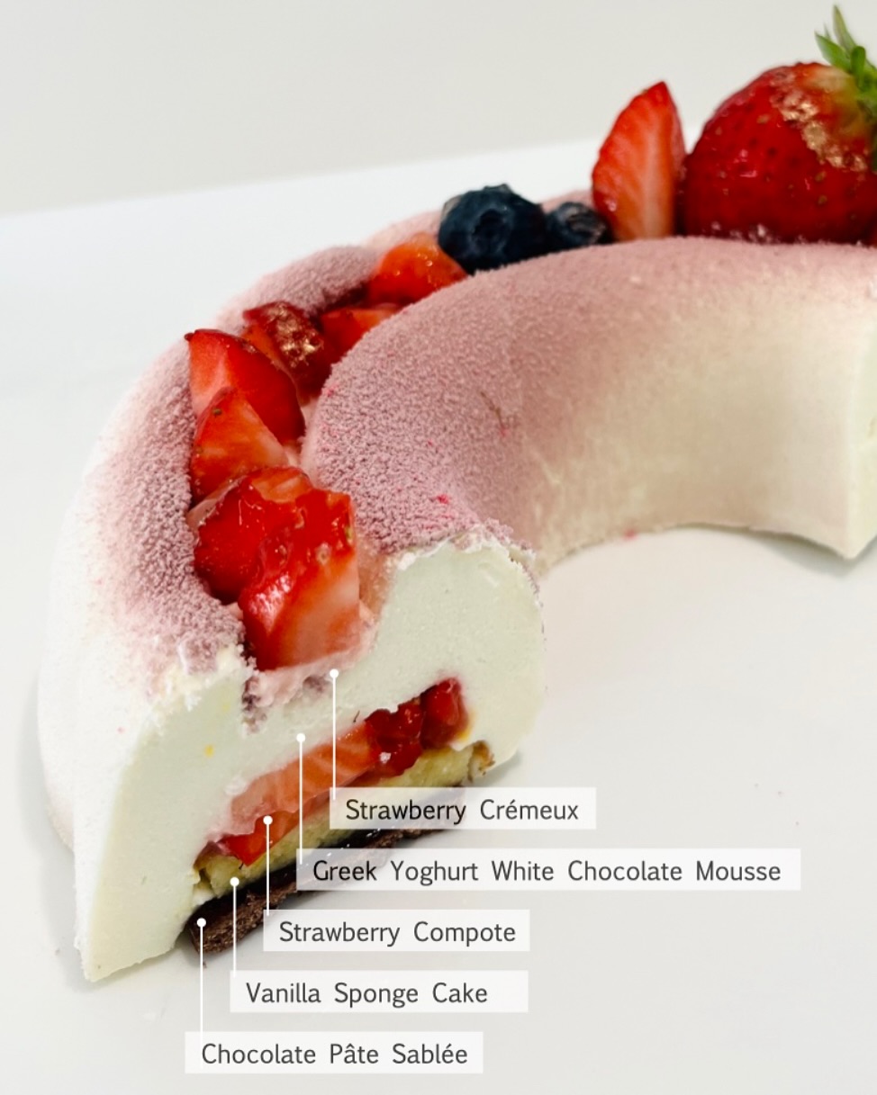 Sunshine on a plate. ☀️
This yogurt cake is layered with strawberry filling and smooth crèmeux for the perfect sweet-and-tangy moment.
Bring this bright beauty to your next celebration.
✨ Order via bio link. #healthysweet #denhaageten #lekkertaart #thehaguefood #layeredcake