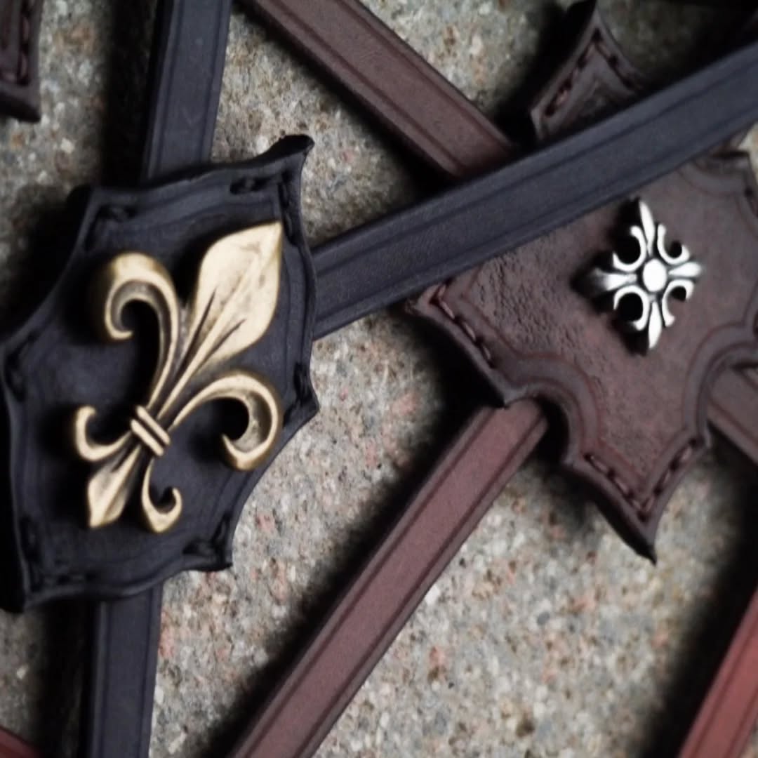 Close-up details. ✨
De makkelijkste manier om je hoofdstel een epic uitstraling te geven? -> een gekruiste decoratieve frontriem 😉
- bruin met stervormige lelie in zilver
- zwart met Fleur-de-lis in messing
Welke is jullie favoriet?
#handwerk #lederhandwerk #atelierbyerica #handmade #leatherwork #horsetack #paardentuig #hoofdstel #xbrowband #barok #fantasy #bitloos