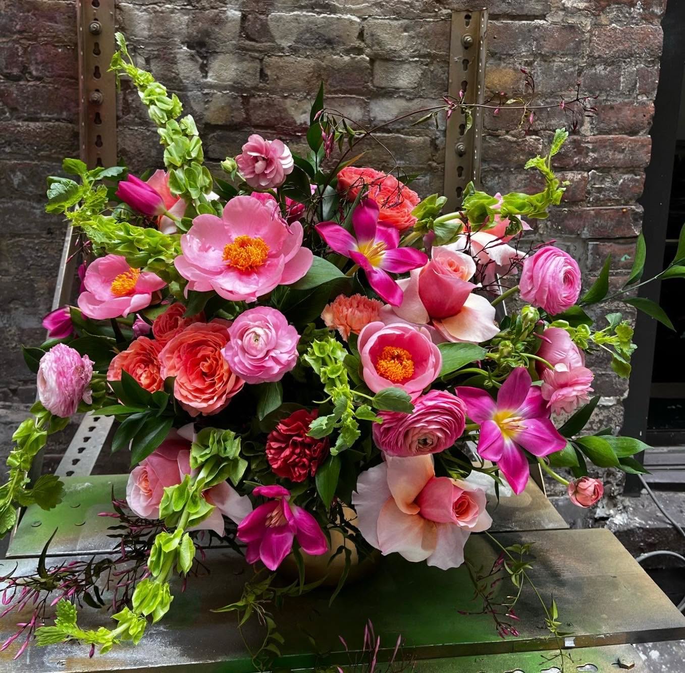 And baaam.
First peonies of the season, with jasmine, tulips, garden roses, ranunculus.
.
#flowertherapy #flowerpower #fleuriste #fleurs #flowers #floraldesigner #floristry #flowerdesign #atelier #bouquet #gorgeousflowers #artisanfleuriste #frenchfloristinny #nycfloristry #subscription flowers #luxuryflowers #giftflowers #seasonalflowers