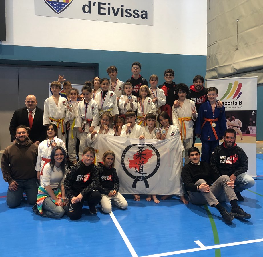 Hoy se ha celebrado en Blancadona la final insular promesas donde nuestra cantera ha demostrado haber entrenado duro! No podemos estar más contentos y más orgullosos!
🥇clasificados para el cto de Baleares
Luisana
Ian
Noé
Xavi R
Pedro
🥈
Anna
Hugo B
Khadija
Mel
Marc
Oliver
🥉
Santi
Aleix
Xavi C
Leo
Clara G
🍫
Clara R
Ines
Jan
Enhorabuena a tod@s así como al resto de participantes de otros clubes
También a los nuevos árbitros que hoy estaban examinándose, Bruno Y Pablo, así como a Raül y Rodrigo que han estado como árbitros
Gracias también Tanit, Marc, Hugo, Diego, Pablo y Juan que han estado animando y ayudando a sus compañeros, así como el resto de madres, padres y familiares que se han acercado a apoyar a todo el equipo.