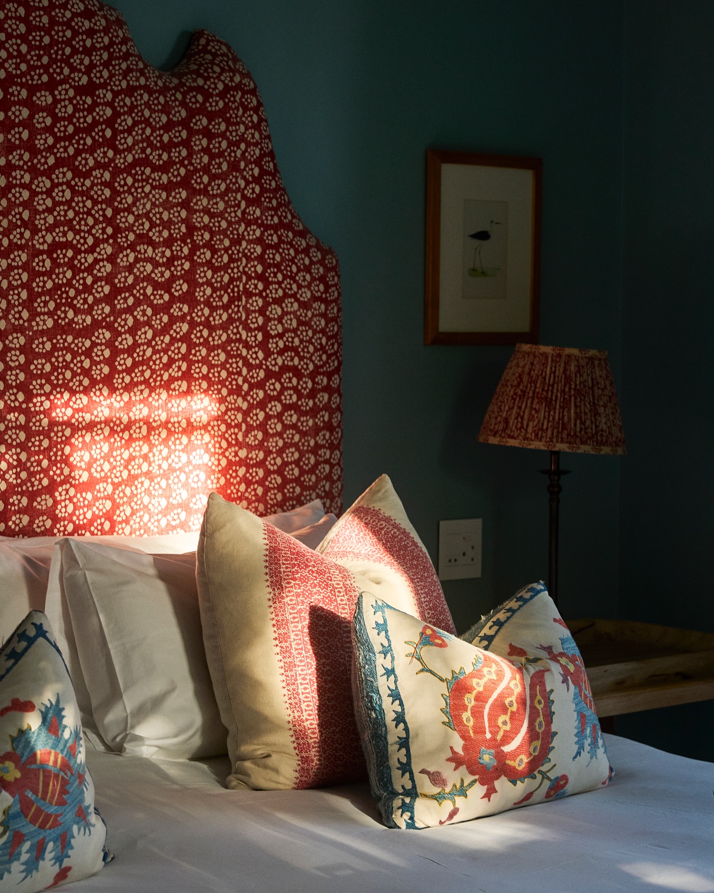 Perfect shadows in one of our beautifully decorated Orchard cottage bedrooms.
Each corner tells a story of comfort and charm! Come and experience the tranquility for yourself.
📷 Orchard Cottage Six
.
.
.
#lacotte #lacottefarm
#franschhoek #franschhoeklife
#winelands #capetown #luxury