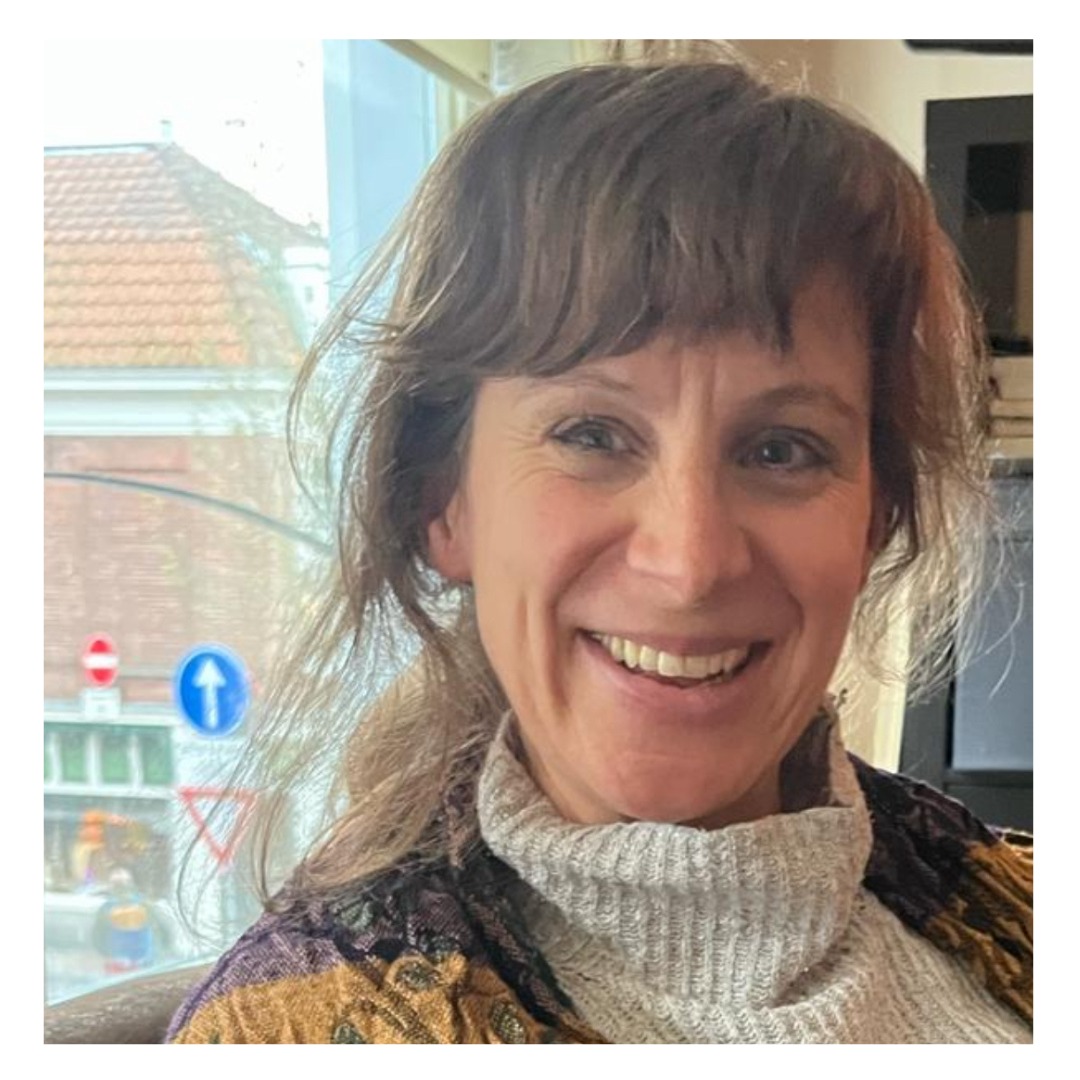 Als je dacht dat je wist wat liefde was, wacht maar tot je je tweelingziel ontmoet.
Als je dacht dat je wist wat (emotionele) pijn was, wacht maar tot je je tweelingziel ontmoet.
Als je dacht dat je "ontwaakt” was, wacht maar tot je je tweelingziel ontmoet.
De term is ondertussen nogal uit zijn verband gerukt, maar ik weet uit eigen ervaring dat tweelingzielen bestaan. En als ik dit proces in drie woorden zou moeten omschrijven is het: intens diepe verbinding.
En dat kegelt je omver en vernietigt alles in je leven wat niet waar is. En als je het al overleefd (lees: niet in een obsessie/valse hoop loop blijft hangen), dan gebeurt het nog een paar keer met andere spiegelzielen.
Internet staat vol met rooskleurige, romantische verhalen over het ontmoeten van een tweelingziel. Dit proces is allesbehalve dat. En de beloftes die daarin gedaan worden over samenkomen zijn vooral misleidend. Naar mijn mening is evolutie het doel van het ontmoeten van een tweelingziel.
Velen doen dit af als onzin. Dat is onwetendheid. Dit kun je alleen begrijpen als het je overkomt. De ervaring is fysiek en vooral energetisch, daar is echt niets rationeels aan. Gekte ligt dan ook op de loer, vooral als je je niet kunt overgeven aan de fysieke/emotionele heling.
De diepste pijn van het menszijn wordt ook door een tweelingziel getriggerd: afgescheidenheid van de bron. Dit staat voor mij ongeveer gelijk aan het gevoel jezelf van het leven te willen beroven. Dat suïcidale gevoel ken ik ook vanuit depressie. Separatie-pijn is anders; niet perse zwaar en uitzichtloos, maar een hele intense fysieke pijn uit het buik en hartgebied. Eentje die je toe kunt laten en ook de opening naar eenheidsbewustzijn is. Want dat is wat een tweelingziel ook activeert. Het helse proces is niet helemaal voor niets. 💫💫💫💫💫
#divinefeminine #evolutie #tweelingziel #tweelingzielen #zielsliefde #transformatie #schaduwwerk #heling