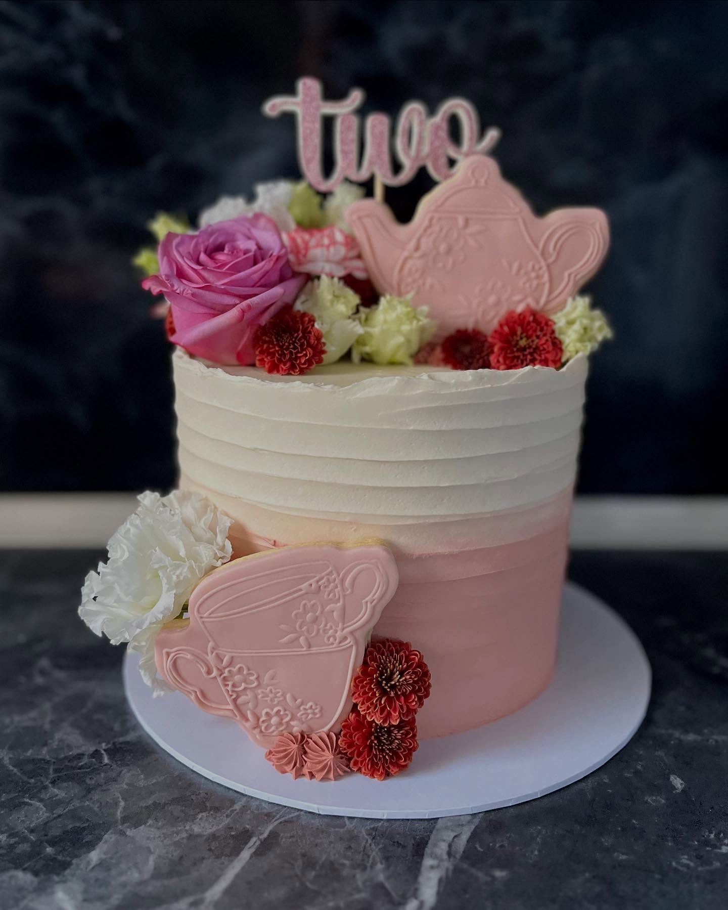 Tea for Two 🫖
.
.
.
#bakeit #bakersofinstagram #buttercreamcake #cakedecorator #cakecakecake #cakedesign #cakeart #birthdaycake #cakesofig #cakedecorating #cakesofinstagram #teafortwo