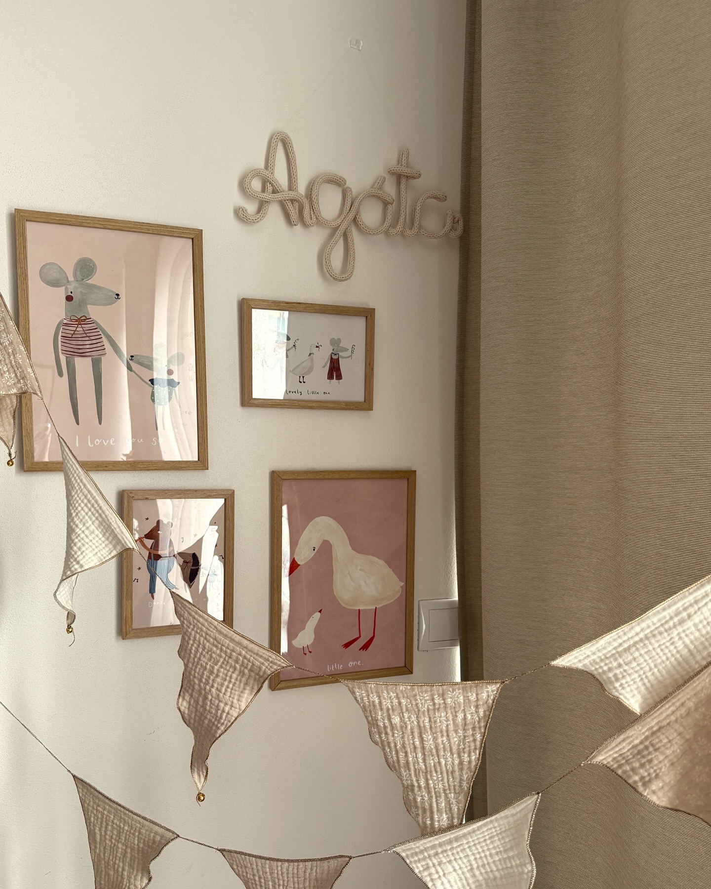 Krásný dětský koutek vyzdobený naší pletenou dekorací se jménem na přání ✨
Jméno vašeho děťátka je jedinečné, stejně jako ono samo – a právě proto si zaslouží mít své místo i v pokojíčku. Pletená jména nejen zútulní prostor, ale dodají mu i osobní kouzlo. Hodí se na poličku, nad postýlku nebo třeba na dveře.
Každé jméno vyrábím ručně, s láskou a citem pro detail. A úplně nejvíc mě těší vědomí, že zdobí právě váš domov.
Napište mi – moc ráda vytvořím jméno i pro vaše miminko.🫶🏻