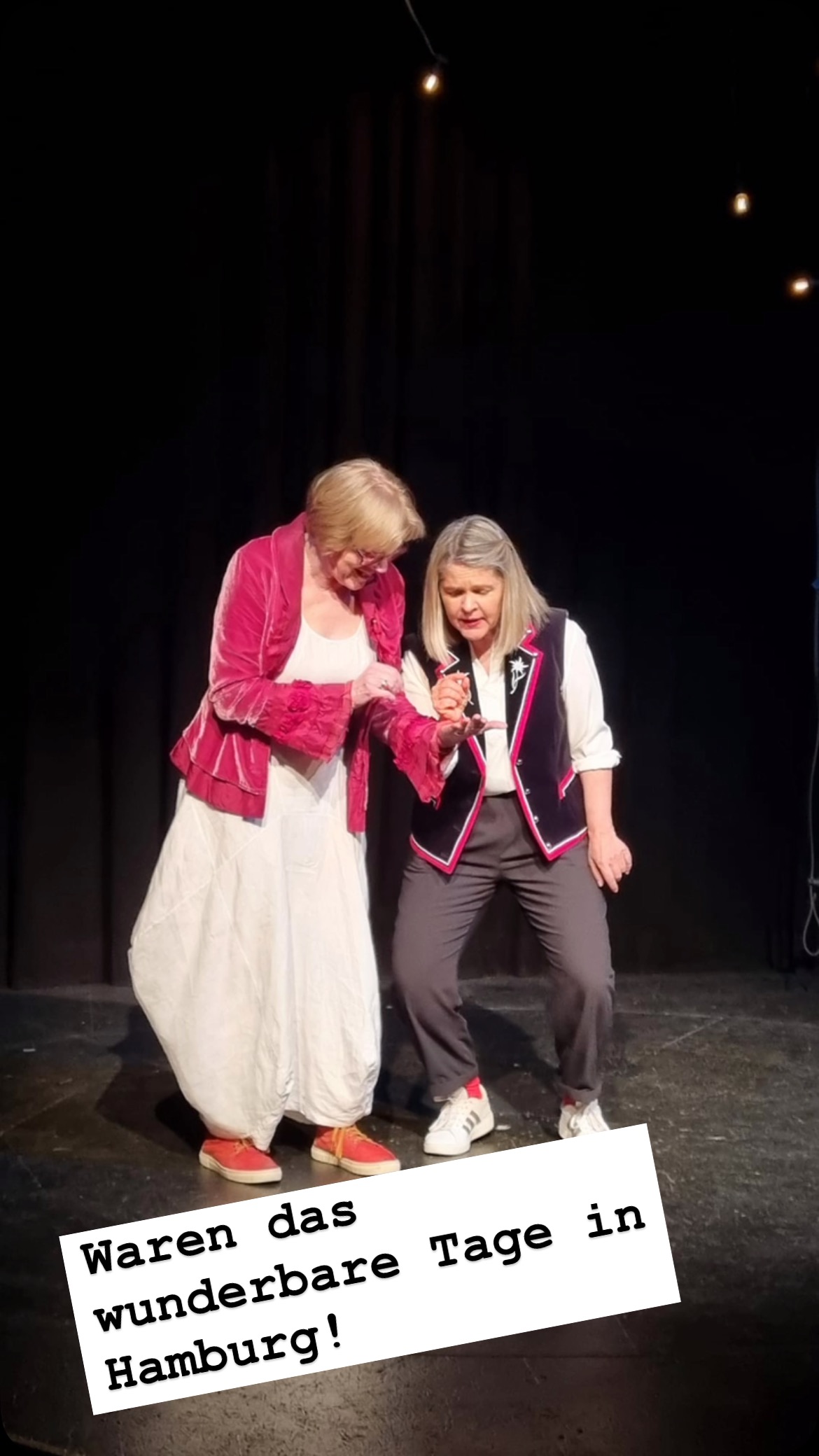Die Tage in Hamburg waren gefüllt mit Geschichten! Und dann noch üben, erzählen, backen, erzählen, Kolleginnen zuhören, tanzen und ein bitzeli Touri-Tüürli- es war wunderbar! Danke @roswitharedet, dass DU all dies möglich gemacht hast. #hamburg #geschichten #roswitharedet #meikeerzaehlt #kaffeeundkuchen #barbaraluchs #2teheimat