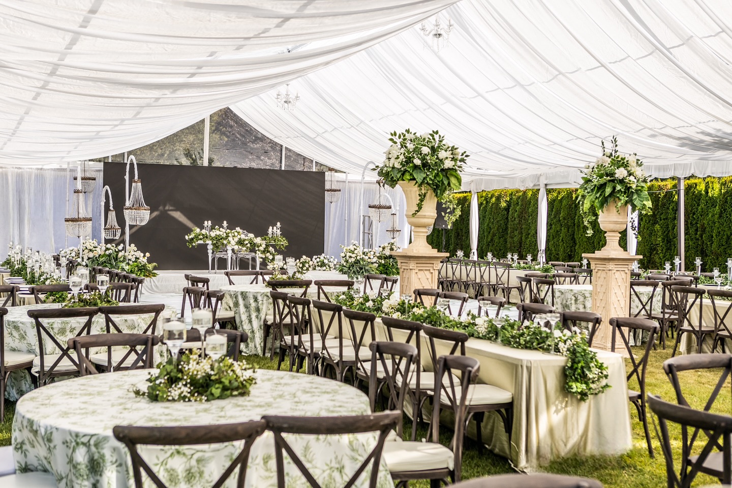 A Tuscany Inspired Garden Reception for Jujhar & Simran @jujharsbains @simraaanbrar
Design, Decor & Florals @universaldecor
Video @preetreyatphotography
@tridenttents
@dmxfloorwrap
@djturbulunce23 @sequelproductionsbc