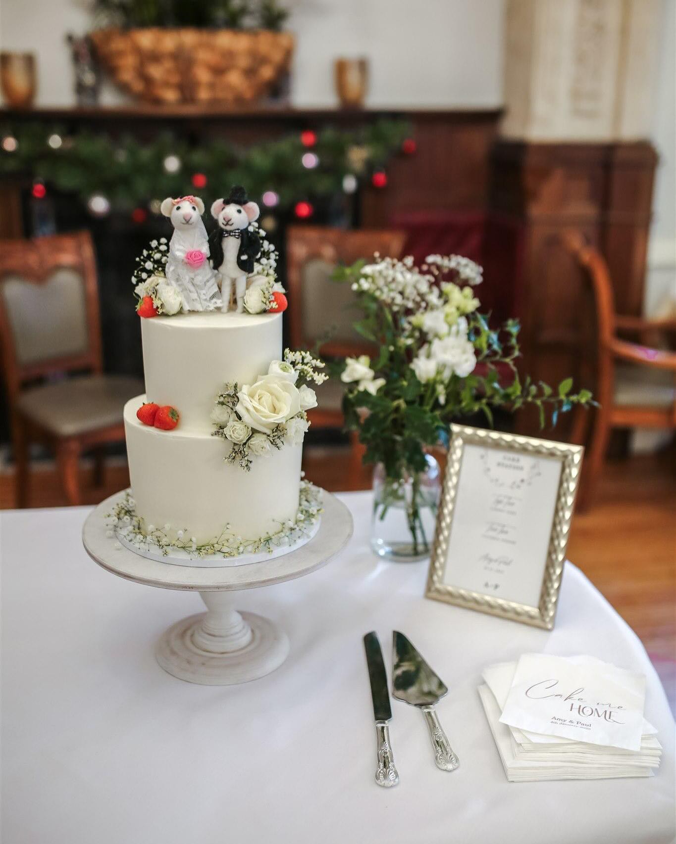 The first of this years professional wedding photos are in and we’re in love 😍
Amy & Paul got married right at the start of the year at the beautiful @berwicklodgeweddings
We love how the mice toppers bring big personality to the simplicity of white roses.
Photographer @hotwellsphotography
Flowers @joliesfleursflowers
.
.
.
#weddingcakes #weddingcakedesign #weddingcakeinspiration #berwicklodge #cakesofinstagram #cakedecoration #bakery #cakebusiness #buttercreamweddingcake