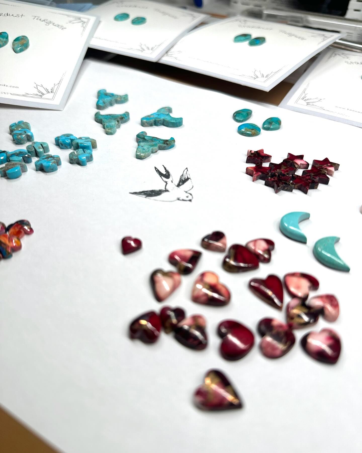 Next on the bench: a Stardust roundup like no other.
Cactus 🌵, bull skulls 💀, turquoise moons 🌙, and the sassiest little red hearts ❤️🔥—this tray is pure desert daydream. It’s got outlaw spirit, cosmic charm, and just enough mischief to stir things up.
Each shape brings a whole mood:
💀 The skulls? Cool, collected, ready to ride.
🌵 The cactus? Built to thrive through anything.
🌙 The moons? A little witchy, a lot wonderful.
❤️🔥 And those hearts… total trouble—in the best way.
This batch is ready to turn into something wild, wearable, and full of soul.
#StardustTurquoise #NextOnTheBench #CabochonCrush #DesertDreams #JewelryInTheMaking #TurquoiseVibes #WesternSoul #OneOfAKindJewelry #HeartsSkullsCactusMoons #MadeWithIntention #BenchWorkBeauties