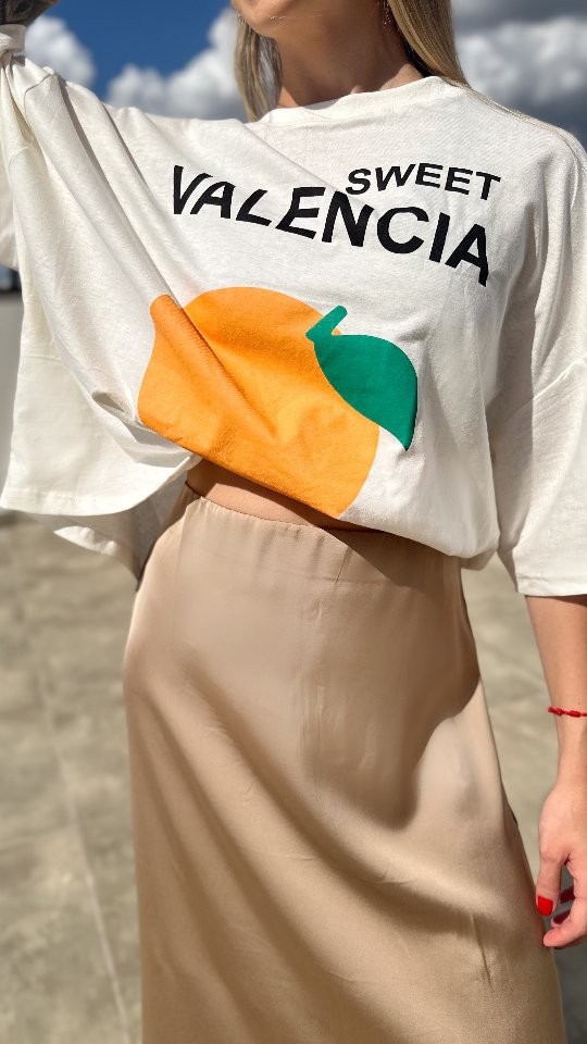 Algumas ideias de composição com a nossa T-shirt Valencia 🥰
Consulte disponibilidade de tamanho
www.solunaclothingconcept.com.br