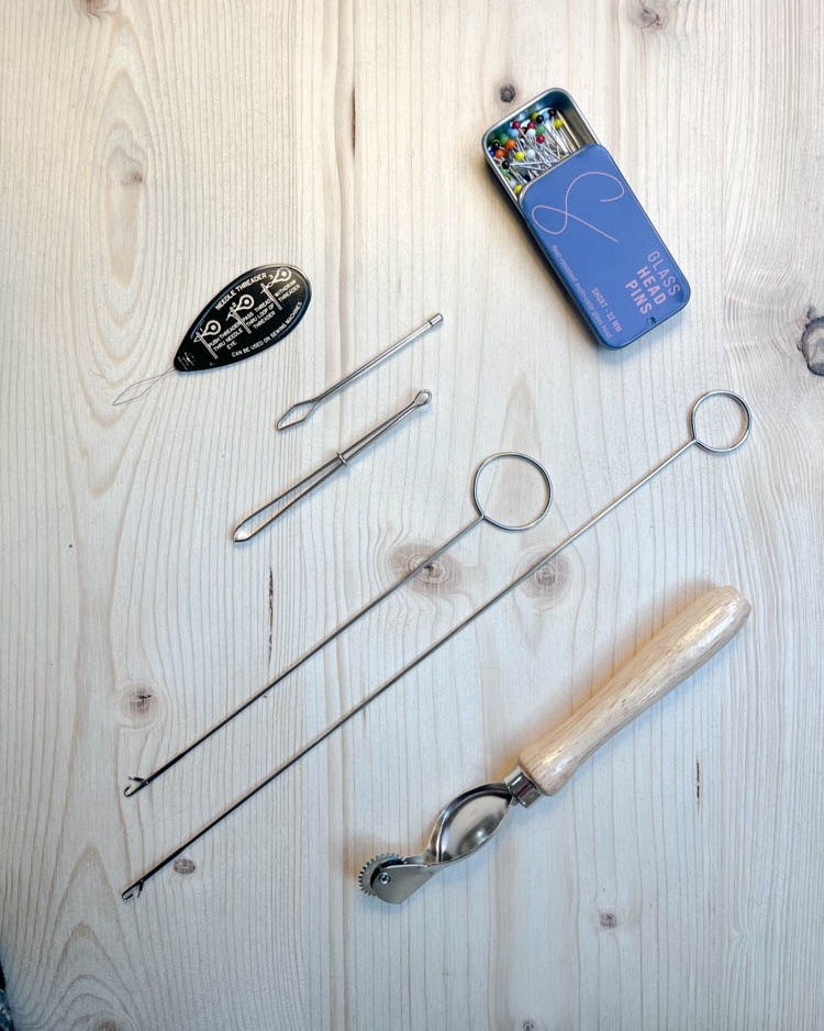 🌸 🌼 🦋 🧵 Es gibt neue Nähaccessoires im Atelier 🧵 🦋 🌼 🌸
Alles super hilfreiche kleine Helfer, ohne die ich nicht mehr arbeiten möchte und immer im Atelier griffbereit habe. Gerne möchte ich diese auch für euch verfügbar machen. Diese findet ihr ab heute nicht nur im Atelier, sondern auch im Onlineshop.
* Stecknadeln mit Glaskopf (wer kennt sie nicht, wer braucht sie nicht)
* 2 Durchziehnadeln (für das Durchziehen von Gummibänder)
* 2 Wendenadeln (schnelles Wenden von Schlaufen und selbstgenähten Bändern)
* Einfädelhilfe (wer hat hier schon Mühe?)
* Kopierrädchen (Kopieren und bezeichnen von Stoffen)
🤗 Wer kennt sie schon, die praktischen Helferchen? Welches ist euer Favorit? Meines ist definitiv die Wendenadel, für all die schönen Scrunchies die ihr im Atelier findet. 😊🥰 Obwohl, die Durchziehnadeln sind auch sehr praktisch und erleichtern das arbeiten! 🥁
Viel Freude beim Stöbern. 🥰 Und wer noch möchte darf sich gerne für den Newsletter auf der Website anmelden - denn bald gibts wieder News aus dem Atelier 🐱
#miasatelier #mia #chreis1 #Zürich #sewinglove #fabriclove #fabricspace #lovefabrics #Stoffe #Nähaccessoires #StoffgeschäftZürich #AtelierZürich #SelberNähen #Nähideen #DIYMode #Nähprojekte #Stoffliebe #Nähcommunity #ZürichNäherei #HandmadeZürich #Nähinspiration #Stoffdesign #Nähvergnügen