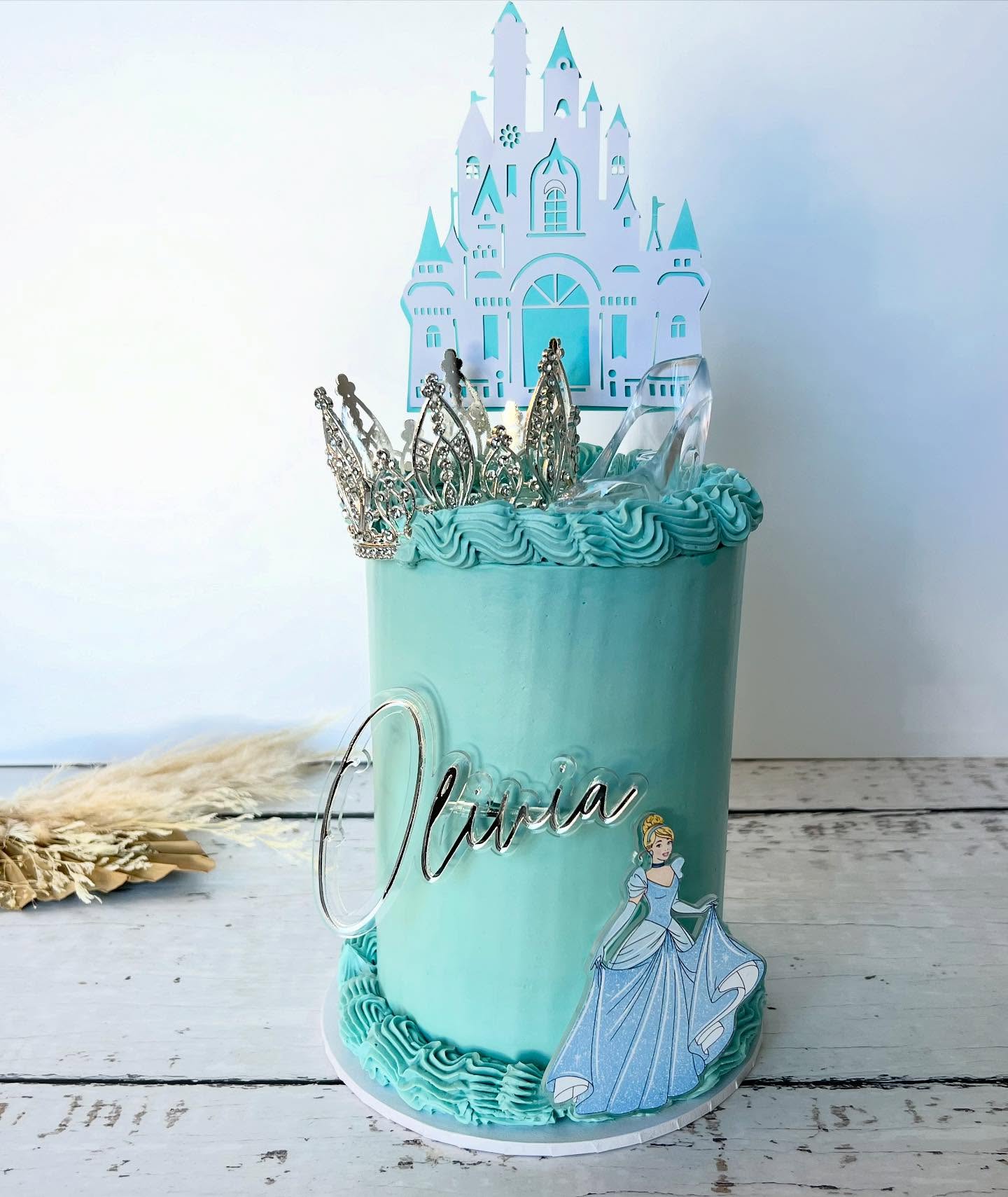 Cinderella cake for a special little princess ๐
#cake #cakecakecake #cakeporn #cakelover #cakestyle #cakeinspiration #birthdaycake #buttercream #cakesofinstagram #cakedecorating