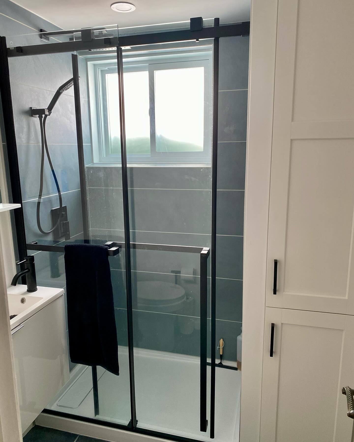 Projet effectué au mois de janvier 2025. On voit sur les trois photos le résultat finale, durant les travaux et la salle de bain initiale. #constructionvcm #salledebain #entrepreneurgeneral #renovation #avantaprès