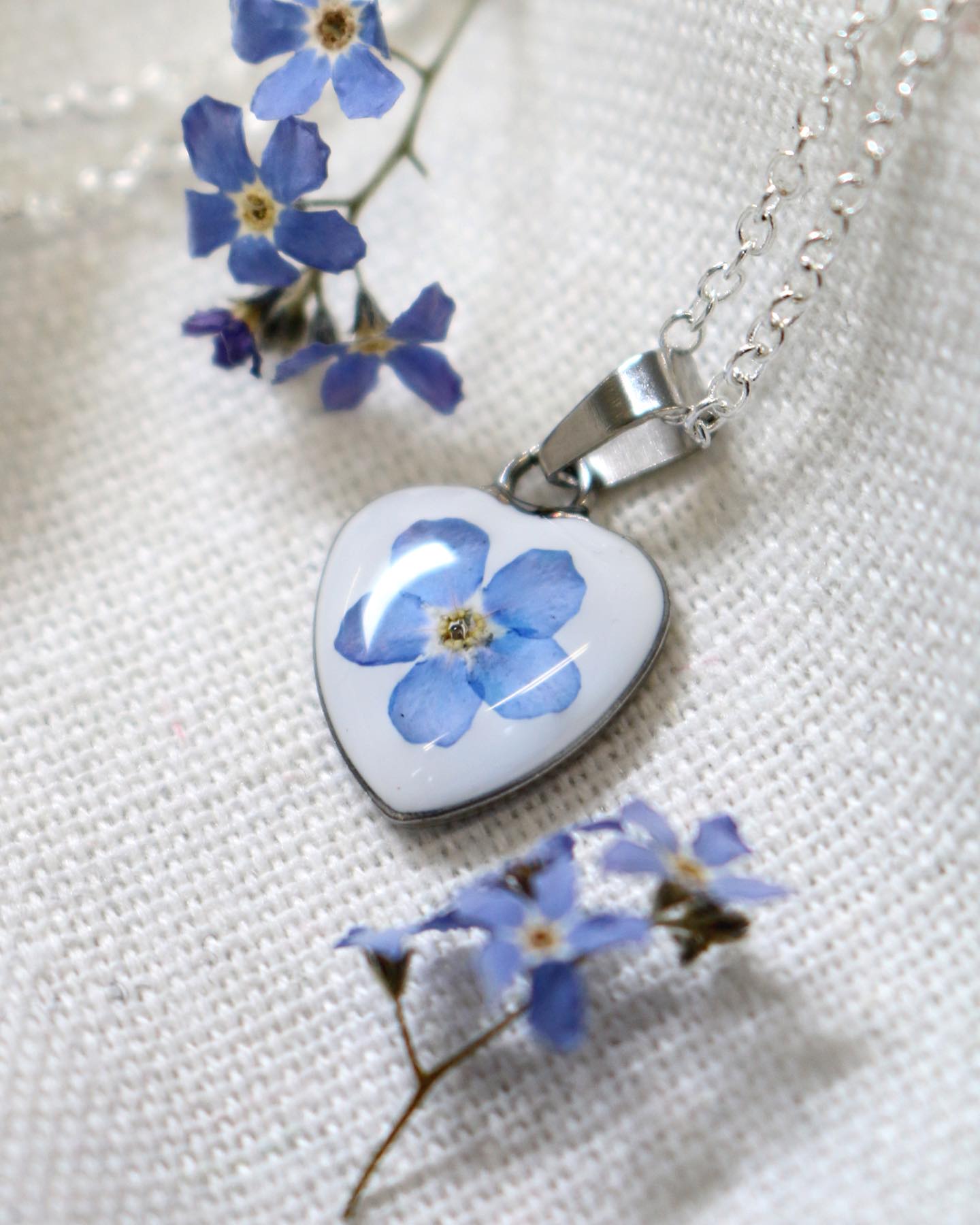 Beautiful, brilliant, blue Forget me Not season is here 💙🤗
I’m celebrating with a slightly new take on my forget me not heart necklace…
A gorgeous REAL forget me not flower heart on a silver plated chain, available now for just £18!!
Visit www.silverandbirch.com x