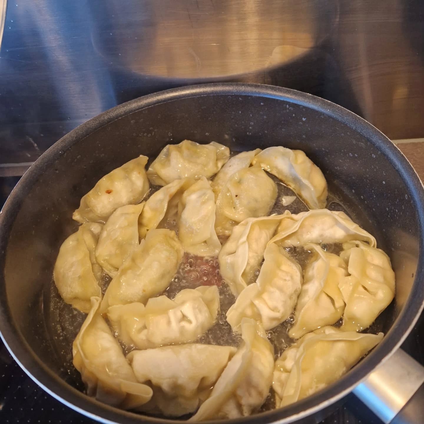 ☆♡ De Verloskundige Kookt ♡☆
☆ IJzer ☆ Calcium ☆ Kiemgroenten ☆
IJzerrijke voeding is belangrijk als je zwanger bent. Wist je dat het een fabeltje is dat spinazie veel meer ijzer bevat dan andere groene groenten? In een vroegere berekening staat een komma verkeerd en daardoor leek het alsof spinazie 10x zoveel ijzer bevat dan dat het daadwerkelijk doet. Alsnog bevat spinazie wel veel ijzer, maar niet veel meer dan andere groene groenten.
Calcium remt de ijzeropname. Wil je het ijzergehalte in je bloed hoog houden, hou hier dan rekening mee. In de Aziatische keuken wordt veel kokosmelk gebruikt, waar van nature geen calcium in zit.
Vanavond aten wij heerlijke Aziatische currysoep met gyoza. Goed voor je ijzergehalte dus;)
De ingrediënten:
2 uien; gele currypasta; 400ml kokosmelk; 1L water; scheut sojasaus; 400gr verse spinazie; 250gr taugé; gyoza.
NB: Je bent waarschijnlijk gewend om taugé rauw te eten. Ook tijdens de zwangerschap zijn kiemgroenten gezond, alleen ze moeten dan wel goed verhit worden om mogelijk schadelijke bacteriën te doden
#koken #ijzer #calcium #kiemgroente #gezond #voeding #verloskundige #steun #recept #zorg #eten #lekker #kokosmelk #spinazie #gyoza