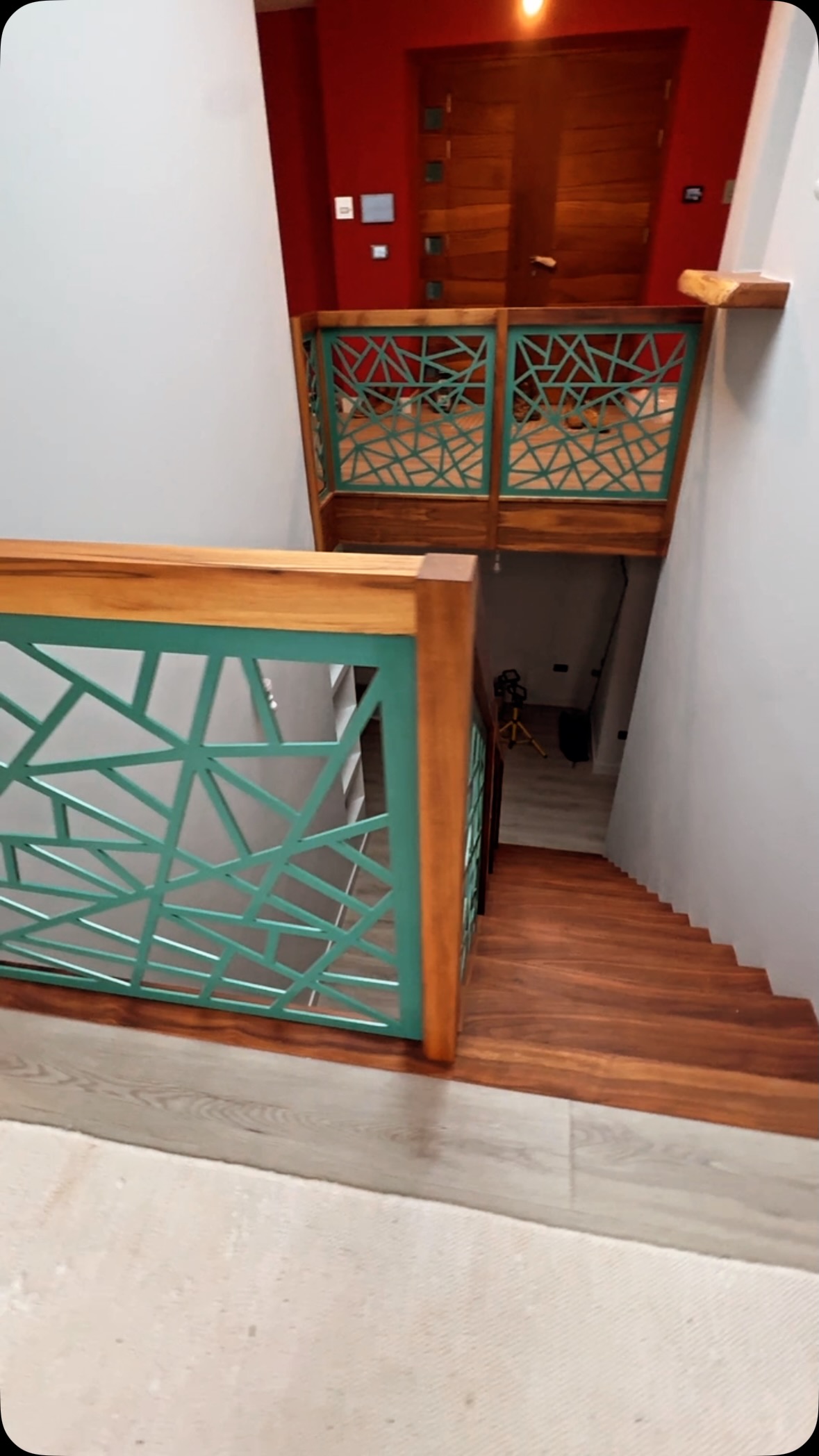 We design, manufacture and install bespoke staircases…. What do you think about this one?
#staircasedesign #staircases #bespokestairs #bespokestaircase #interiordesign #interiors #fittedstaircases #walnutstaircase #walnut #rubiomonocoat