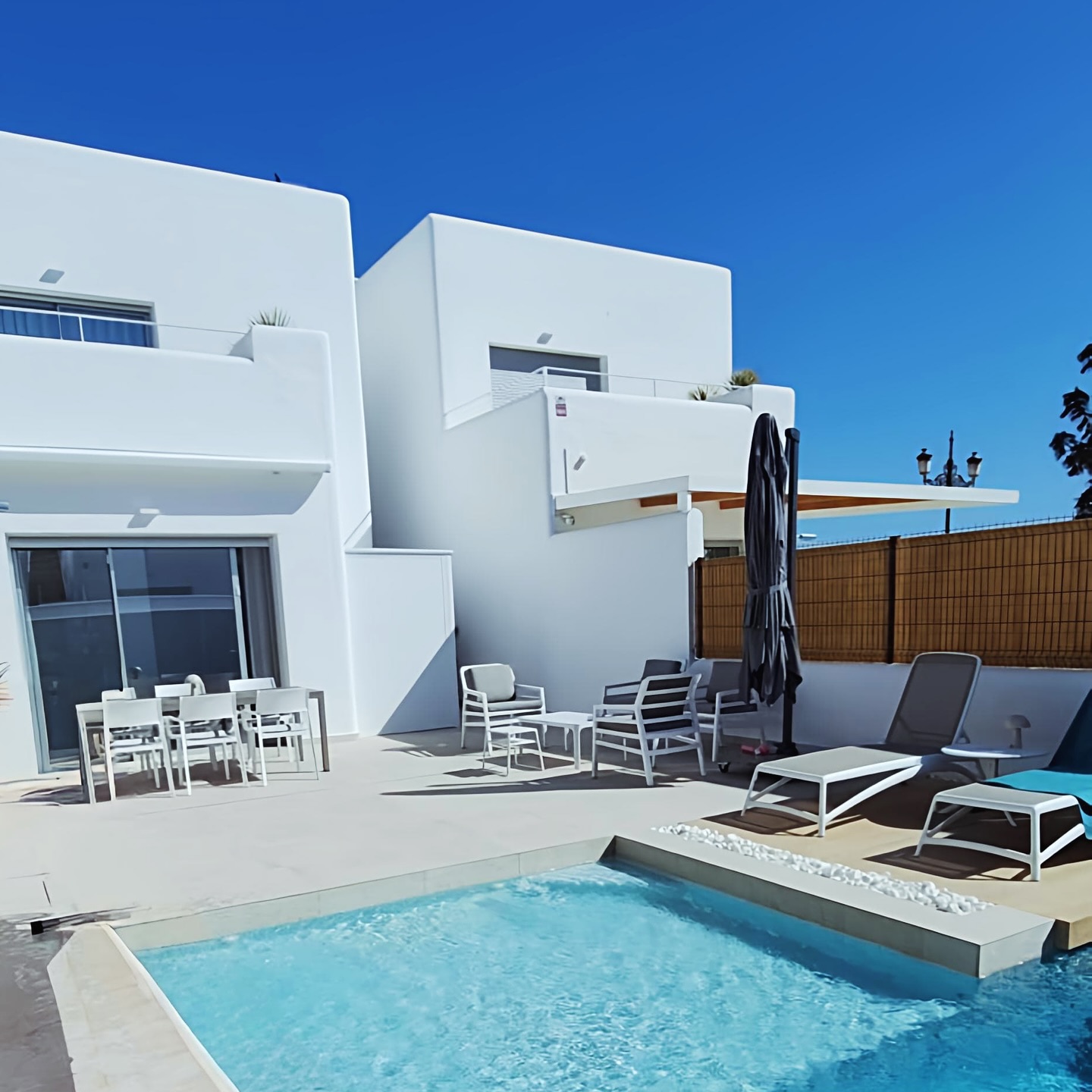 Heerlijk genieten van een stralende blauwe lucht, meer moet dat niet zijn!!
#murcia #losalcázares #sunnyweather #blauwelucht #vakantievilla #casalita