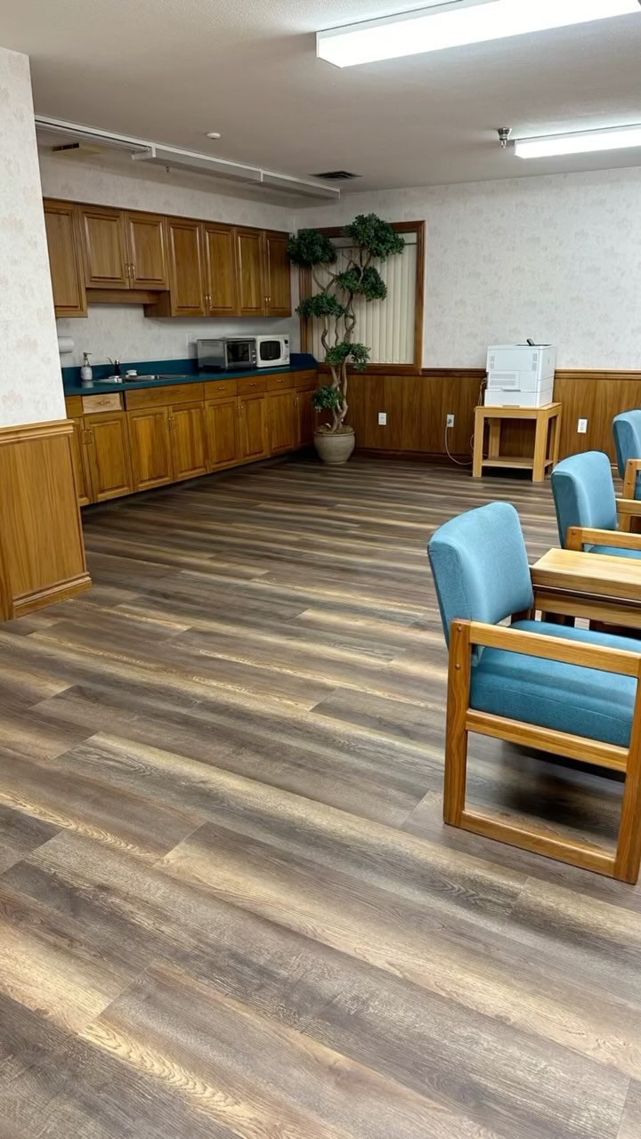 Level first. Install second. Always. 👍
Before we lay a single plank, we make sure the concrete is perfectly level. On this job, we used a self-leveling compound to smooth out the slab and create the ideal surface for vinyl plank flooring.
It’s the kind of prep work you don’t always see—but it makes all the difference once the job is done. 🔨
#FloorLeveling #VinylPlankFlooring #ConcretePrep #FlooringInstallation #ConstructionLife #SkilledTrades #JobSiteWork #ConstructionDaily #BeforeAndAfter
#HomeImprovement