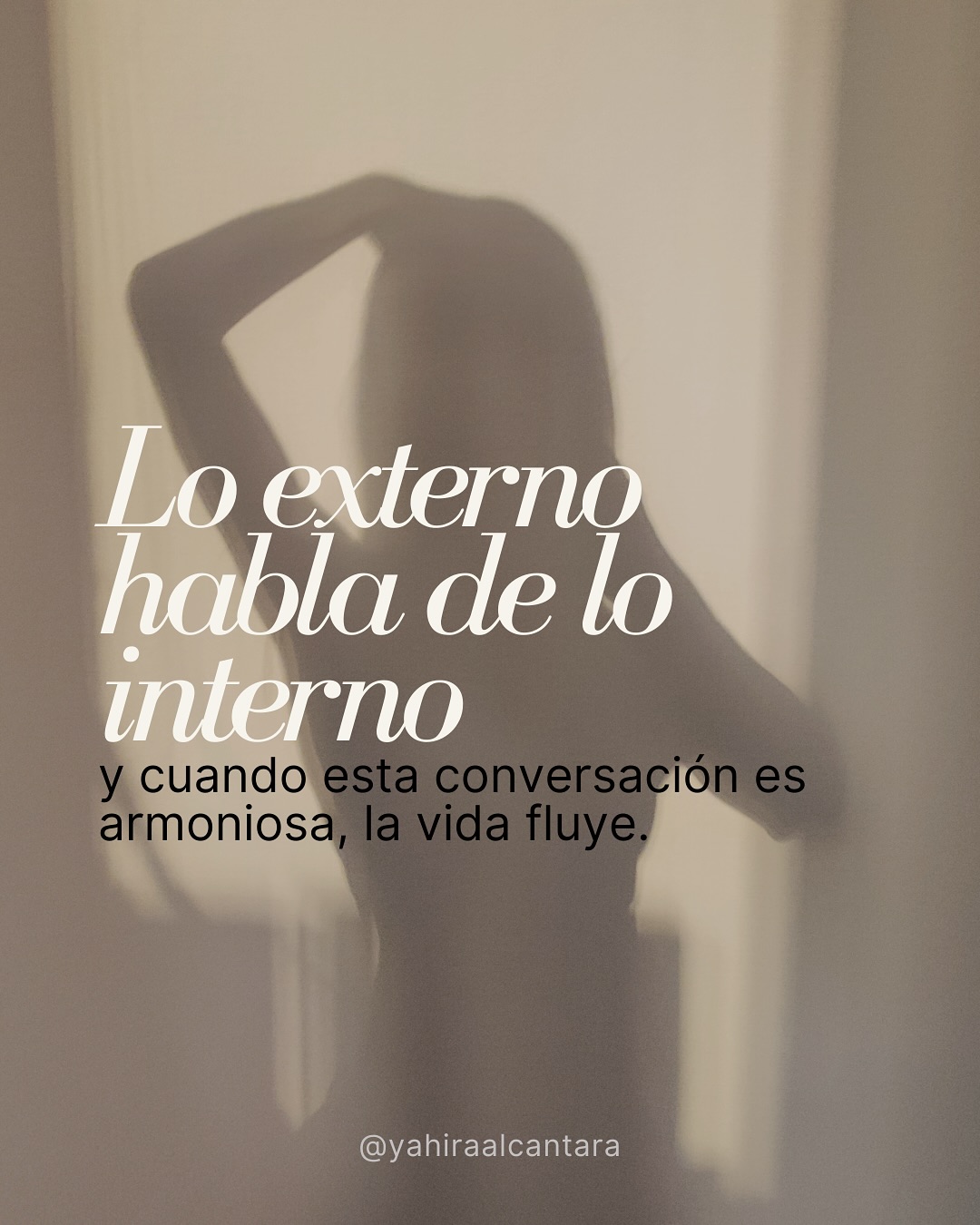 El desorden que te rodea no es solo físico.
Revela dinámicas internas que quizá aún no hayas notado.
Como diseñadora de bienestar entiendo que el entorno es un reflejo directo del estado psíquico y también un poderoso alimentador del mismo. Un espacio desorganizado, visualmente contaminado y cargado energéticamente puede intensificar sentimientos como el estrés, el desánimo, la escasez y la improductividad.
Cuando vives en un caos, tu cerebro entra en modo supervivencia. Gasta energía intentando procesar el caos visual, lo que genera fatiga mental, baja motivación y, muchas veces, bloqueos financieros.
Organizar el espacio es un acto de conciencia.
Es como decir: “Estoy a cargo de mi vida”.
Por eso los entornos organizados, limpios e intencionales atraen claridad, ligereza y sí, prosperidad.
✨Lo externo habla de lo interno.
Y cuando esta conversación es armoniosa, la vida fluye.
-
#ElBuenVivir #interiorismo #armonia #homedecor #decoracion #hogar #republicadominicana #organizacion