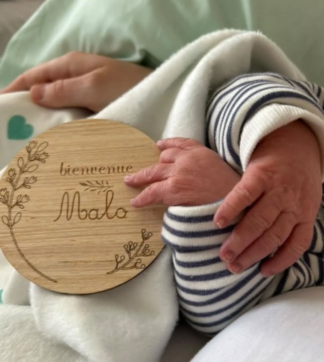 Bienvenue Malo 😍😍😍
Gros bisous à tes parents 🌸
Notre premier bébé avec notre carte de naissance 😍
