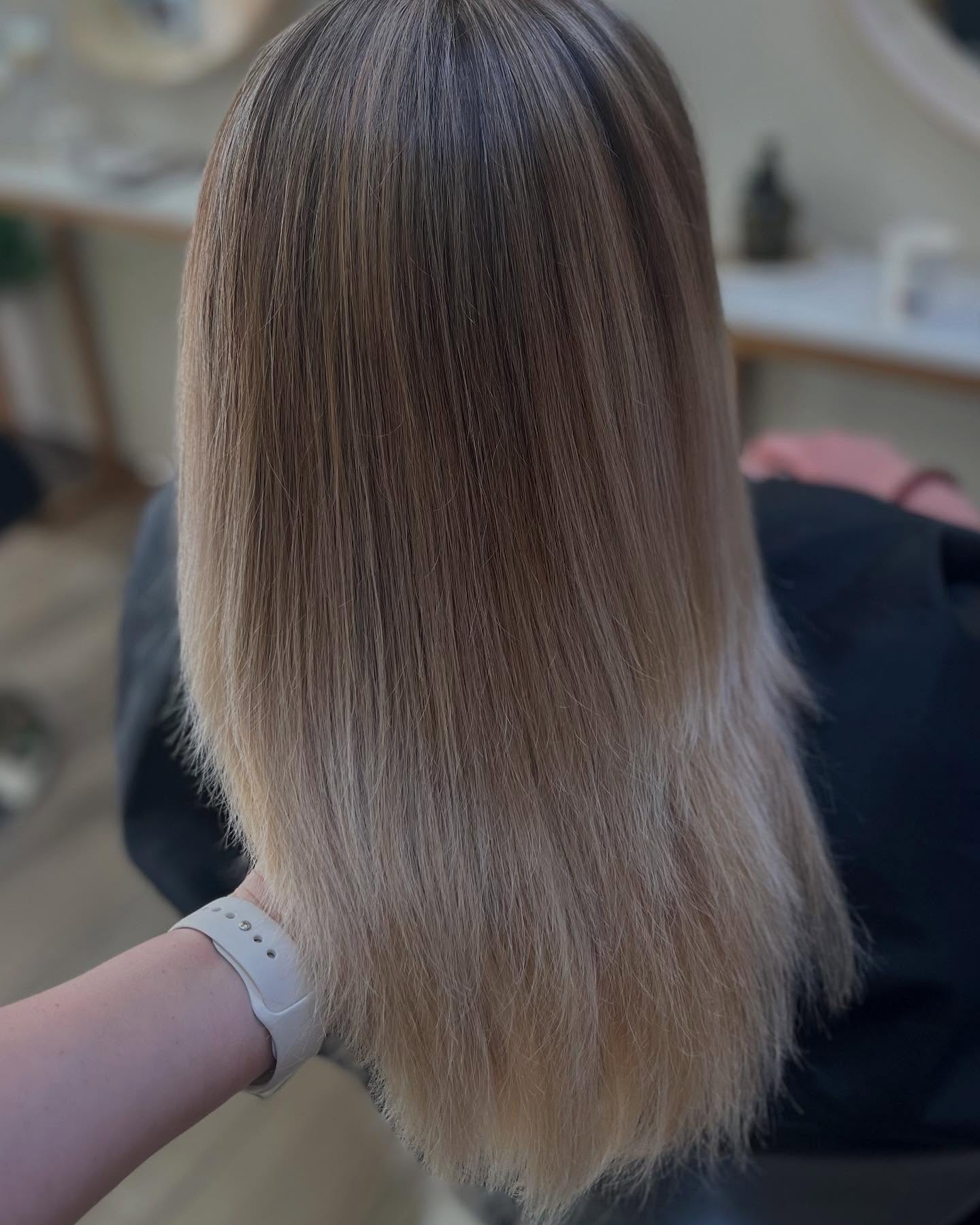 Mèche sur ancien ombrée , neutralisation du blond qui était très doré 💪🏼