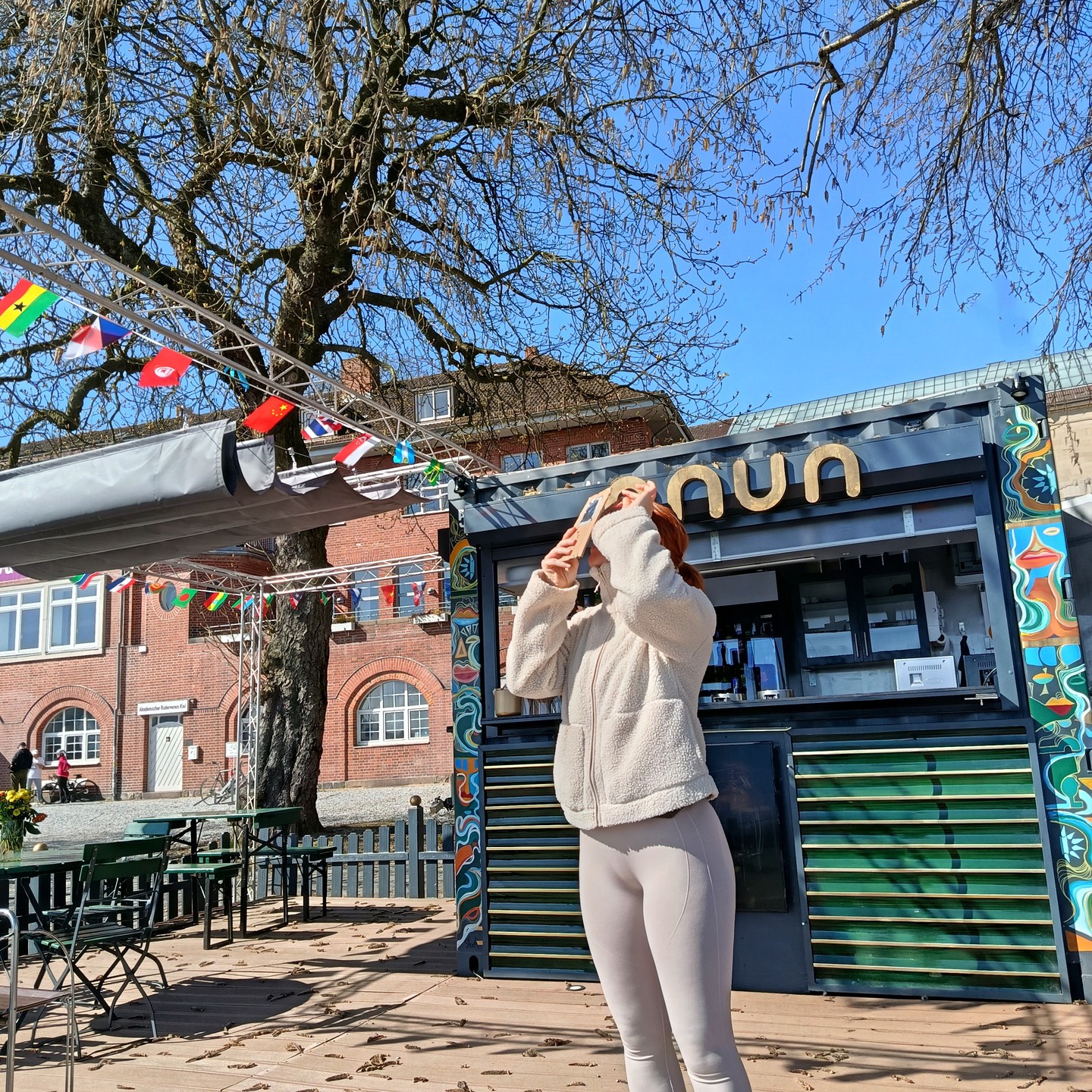 Am 29. März 2025 erlebten wir gemeinsam mit zahlreichen begeisterten Zuschauern ein faszinierendes Naturschauspiel: die partielle Sonnenfinsternis.
Direkt am Seeburg in Kiel, genauer gesagt am Café nun, versammelten sich Mitglieder des Astronium und interessierte Bürgerinnen und Bürger, um dieses besondere Phänomen zu beobachten.
Die Stimmung war großartig! Viele hatten sich gezielt auf dieses Ereignis vorbereitet, während andere ganz spontan aufmerksam wurden und die Gelegenheit nutzten, einen Blick durch unsere speziellen Schutzbrillen und Teleskope zu werfen. Es war ein wunderschöner Moment zu sehen, wie sich der Mond vor die Sonne schob und eine spürbare Veränderung des Lichts bewirkte.
Besonders schön war es, die überraschten und faszinierten Gesichter derjenigen zu sehen, die nichts von der Sonnenfinsternis wussten und dieses beeindruckende Ereignis unerwartet miterleben konnten. Es entstanden angeregte Gespräche und ein gemeinsames Staunen über die Wunder des Universums.
#Sonnenfinsternis #PartielleSonnenfinsternis
#SolarEclipse
#Astronomie
#Astronomy
#Weltraum
#Universum
#Himmelsereignis
#Naturphänomen
#Skywatching
#29März2025
#Erlebnis
#GemeinsamBeobachten
#SchönerMoment
#Faszination
#seeburg
#astronium
#kiellinie