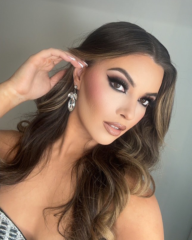 Client Selfies make our heart Smile ❤️🔥❤️🔥
Makeup by @bellawithcarmen
•
#mua #makeup #beauty #tips #tricks #beautytips #womenowned #fyp #eyemakeup #lashes #contour #beforeandafter #phoenixmakeupartist #phoenixmua #arizonamakeupartist #arizonamua #arizonabrides #bridalmakeup #brides #makeupclasses #makeuptutorial #hair#makeuplooks #bellamakeup #teambellamakeup