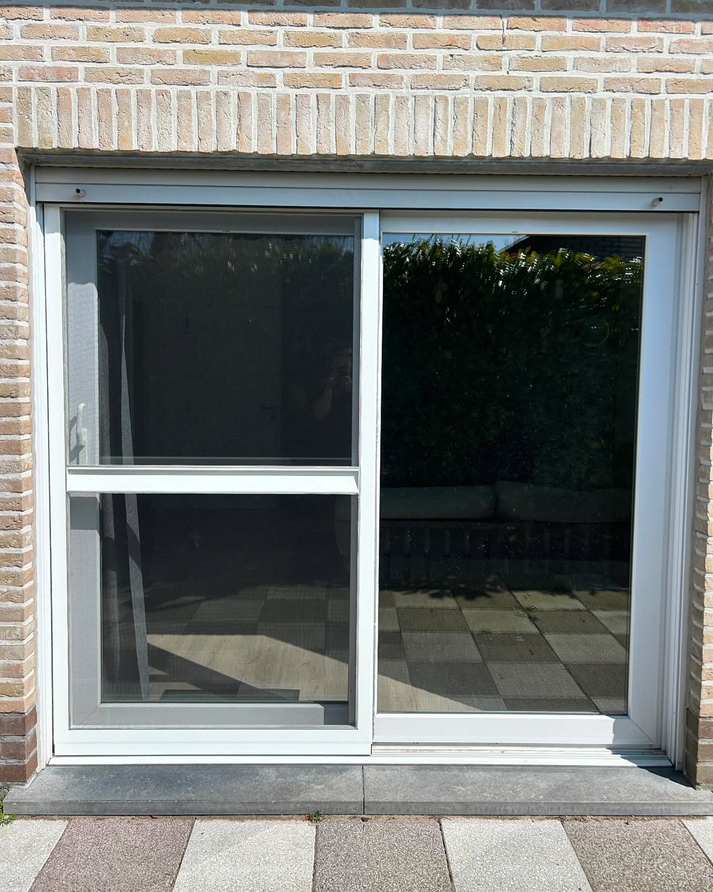 Realisatie aan de kust, De Haan! 🐓
Deze vakantiewoning werd uitgerust met insectenwering op gelijkvloers en verdiep.
Zowel de schuifdeur naar het terras, als de vliegenramen in de slaapkamers zijn voorzien van fijn zwart gaas.
De geïntegreerde softclose zorgt ervoor dat bij hevige wind de deur toch mooi op zijn plaats blijft staan.
Insectenvrij de zomer tegemoet! ✅
#passievoormaatwerk #alusolutions #vliegenramen #vliegendeur #opmaat