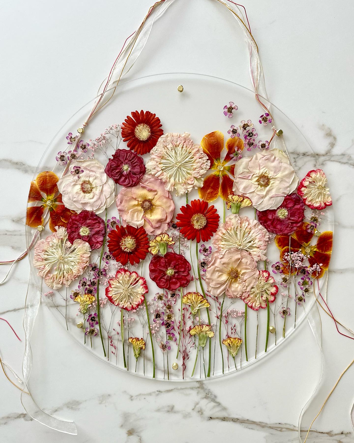 Du möchtest deinen Brautstrauß für immer behalten? Das ist leider nicht immer möglich. Er wird dir in seiner ganzen Schönheit nicht lange erhalten bleiben.
Wenn du ihn aber als Bild verewigen lässt, dann schön 😊 Alle Infos bekommst du auf meiner Website 🥰
Teilnehmer bei diesem Projekt:
Model Couple / Konzeptidee/Planung: @junicou_
Eventplanerin/Orga: @white_moments_wedding
Fotografen: @studio.cari , @jny_photography_ , @eyecatcherfotografie ,
@wiebkeundhenrik.fotografie @_fabigrafie_ @verena.wittwer.fotografie
Videograf: @schreiber_hochzeitsfilm
Kleider: @brautmodenfelice
Anzug: @junicou_
Schmuck: @dalou_jewelry
Location: @Klosterkraul
Floristik: @floristik_heide_dath
Dekoration: @itsyourday.eventdesign
Papeterie: @demetra.weddings
Visa: @makeuplenaspiller
Gästebuch: @die.wortschmiede
Brautstrauß verewigen: @ewigbluete
Gast/Hochzeitsgeschenke: @frau_filz_kpunkt1201
Traurednerin: @geschichten.im.licht
Hochzeitsspiele: @wachshinaus
#ewigbluete #fulda #weddingbouquet #brautstrauß #weddingtime #wedding #bridalaccessories #wedding #hochzeitsfotografie #weddingbouquetpreservation #hochzeit25 #trockenblumen #weddingplanning #hochzeitsplanung #weddingpresent #brautkleid #blumenliebe #hochzeitsblumen #weddingplanner #weddinginspiration #weddingingermany