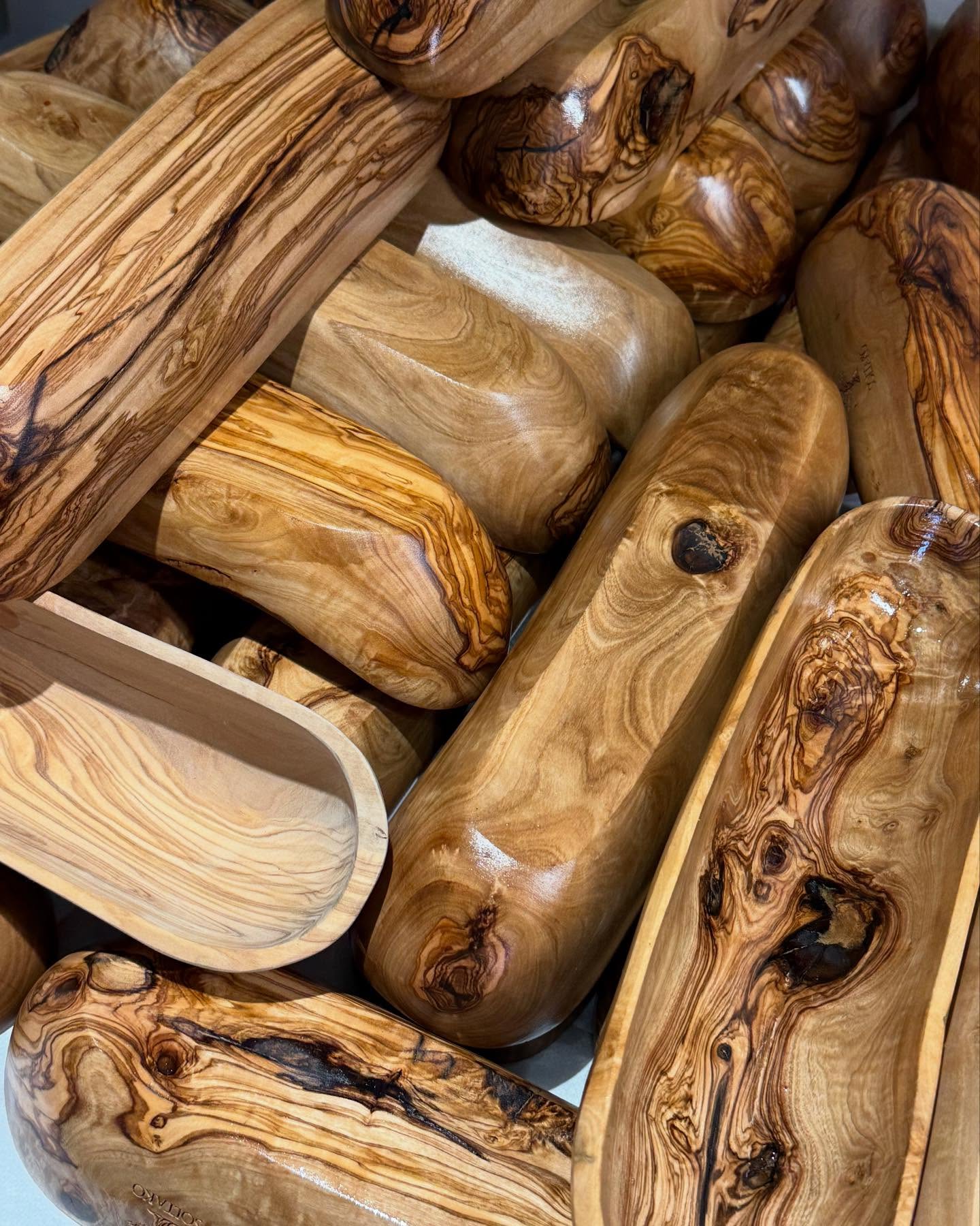 L’Olivier s’invite sur nos tables 🌱
Avec un doux parfum d’huile d’olive nous retrouvons les veines originales de l’immortel.
#byjoytraiteur #byjoy #traiteur #traiteurevenementiel #traiteursttropez #traiteursainttropez #catering #sttropez #sainttropez #olivier #boisdolivier #huileolive #corbeille #provence #provencealpescotedazur #provencefrance #provencestyle #provencewedding #frenchriviera #bois