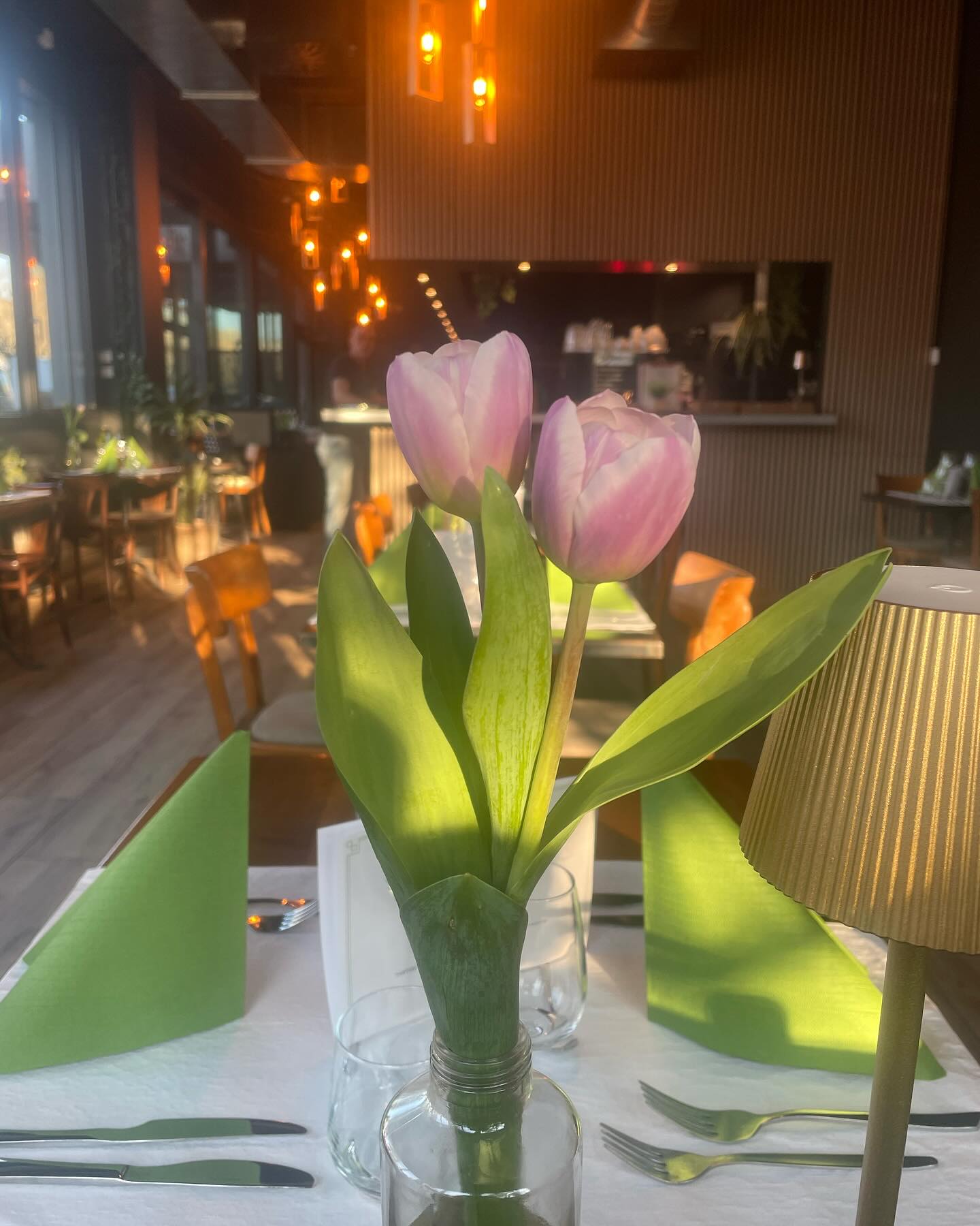 🌸✨ Quelle soirée incroyable nous avons passée hier pour célébrer le printemps ! Les premiers rayons de soleil ont créé une atmosphère magique, remplie de joie et de bonne humeur. Nous adorons cette saison qui nous apporte tant de belles couleurs et de produits savoureux. Merci à tous ceux qui étaient présents pour rendre cet événement mémorable ! 🌼☀️
Saviez-vous ? 🤔
Quelle saison est connue pour voir les jours s’allonger et les températures se réchauffer, permettant ainsi aux fleurs de s’épanouir ? 🌱
Réponse : Le printemps ! C’est le moment où la nature se réveille !
#printemps #fleurs #couleusdeprintemps #produitsdesaison #soiréemagique #rayonsdesoleil #fêtedescouleurs #momentsinoubliables❤️ #joiedevivre #produitsdesaison #restaurant #ecublens #soiréeconcert #jazz