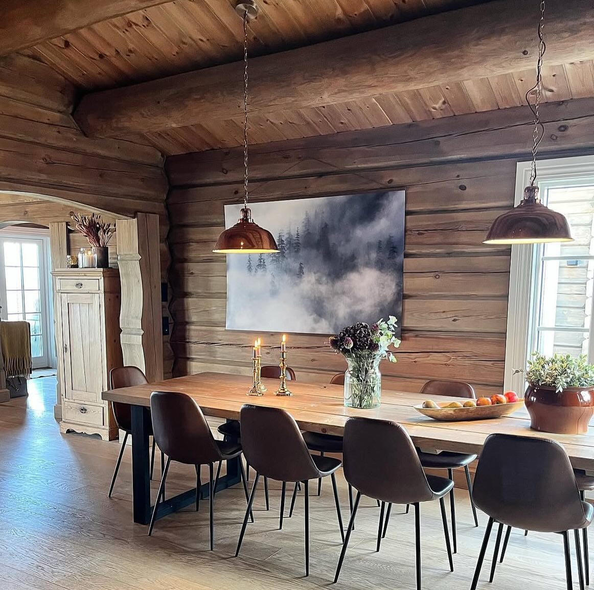 Se dette flotte bordet laget av @tresloeyd. Modellen heter FROGNER og passer perfekt inn i @villavollywood sin nydelige hytte på Nesbyen. Bordene kan lages etter egne mål og kan behandles med Osmo hardvoksolje i ønsket farge. 🤎 Dette bordet i gran har to strøk med fargeløs 3062 Hardvoksolje Original.
#osmonorge #hardvoksolje #osmo3062 #3062fargeløsmatt #tresløyd #hytte #hytteliv #spisebord #interiordesign #nordiskehjem